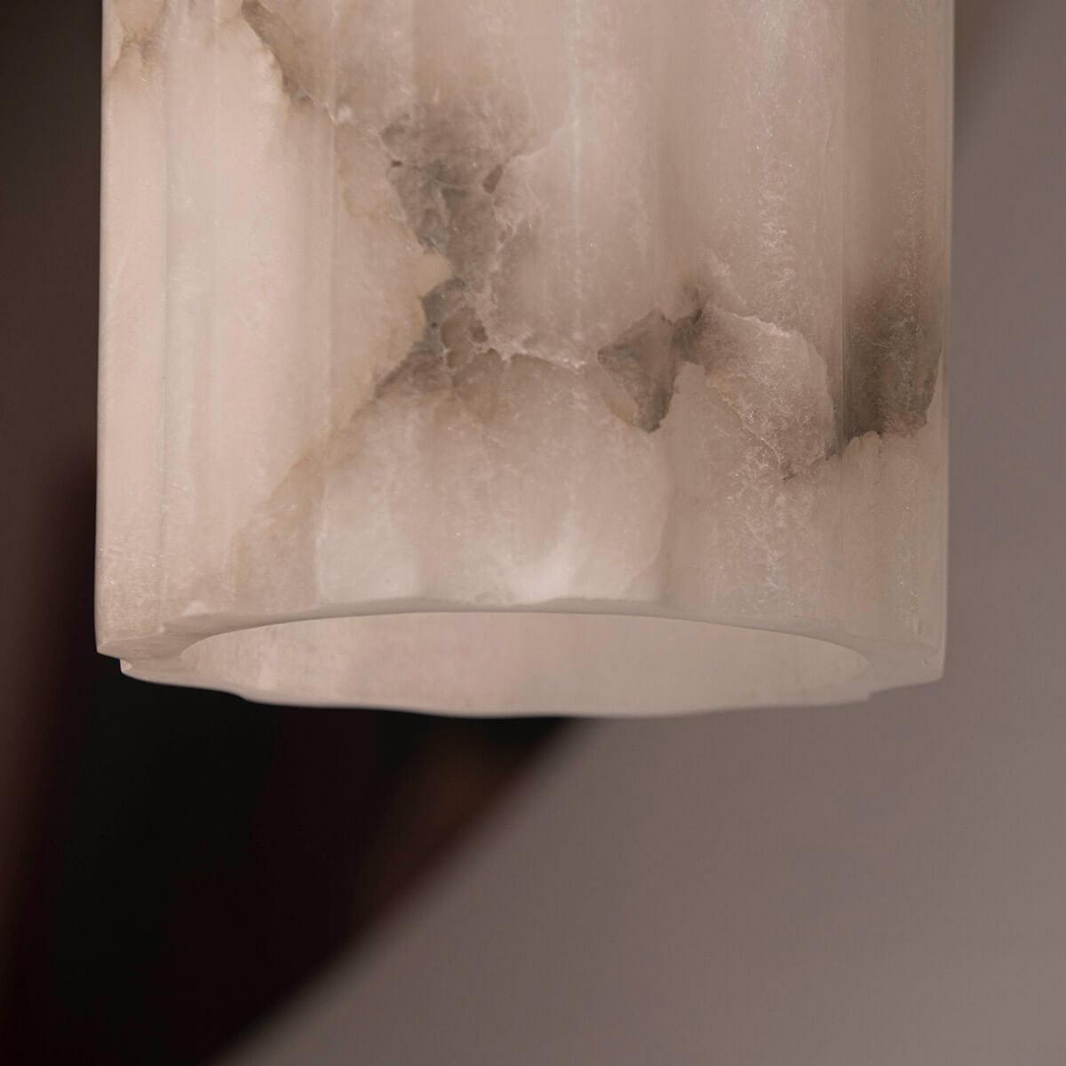 Lampa alabastrowa wisząca URANIA mosiężny Embassy Interiors Eye on Design