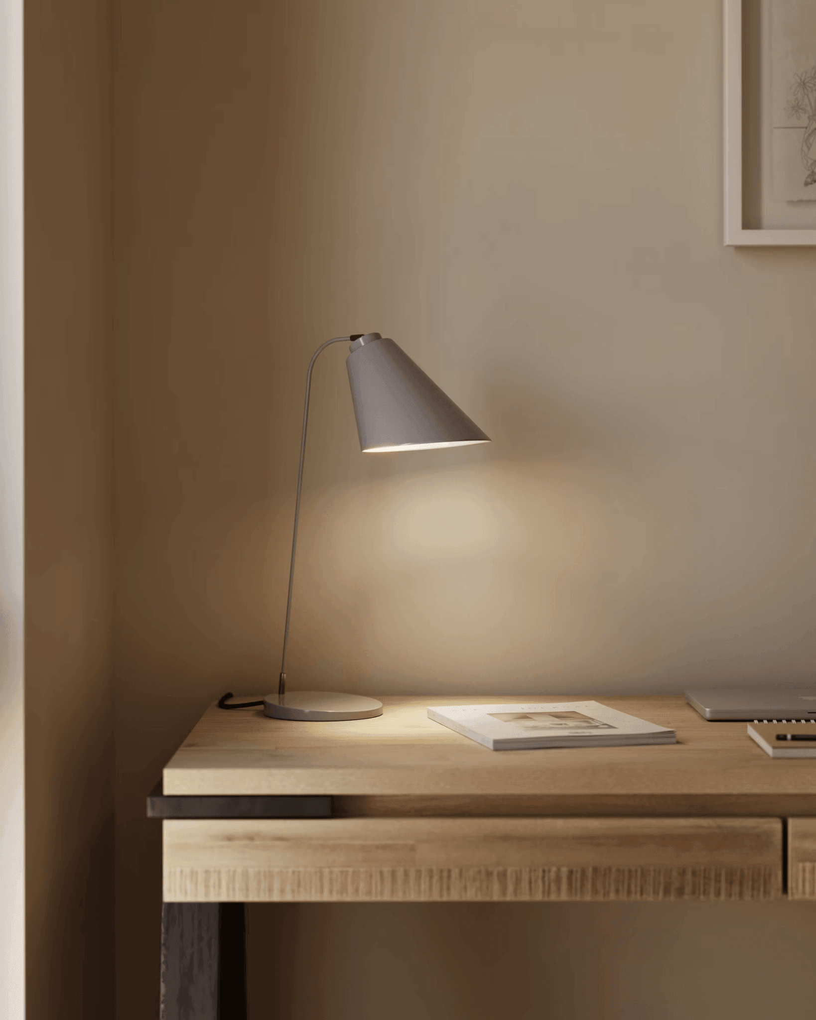 Lampa biurkowa TIPIT szary La Forma Eye on Design