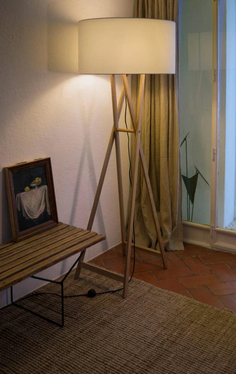 Lampa podłogowa CALA dąb lakierowany Marset Eye on Design