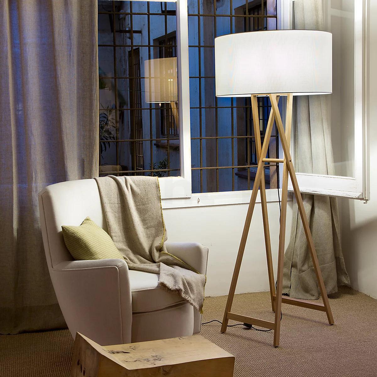 Lampa podłogowa CALA dąb lakierowany Marset Eye on Design