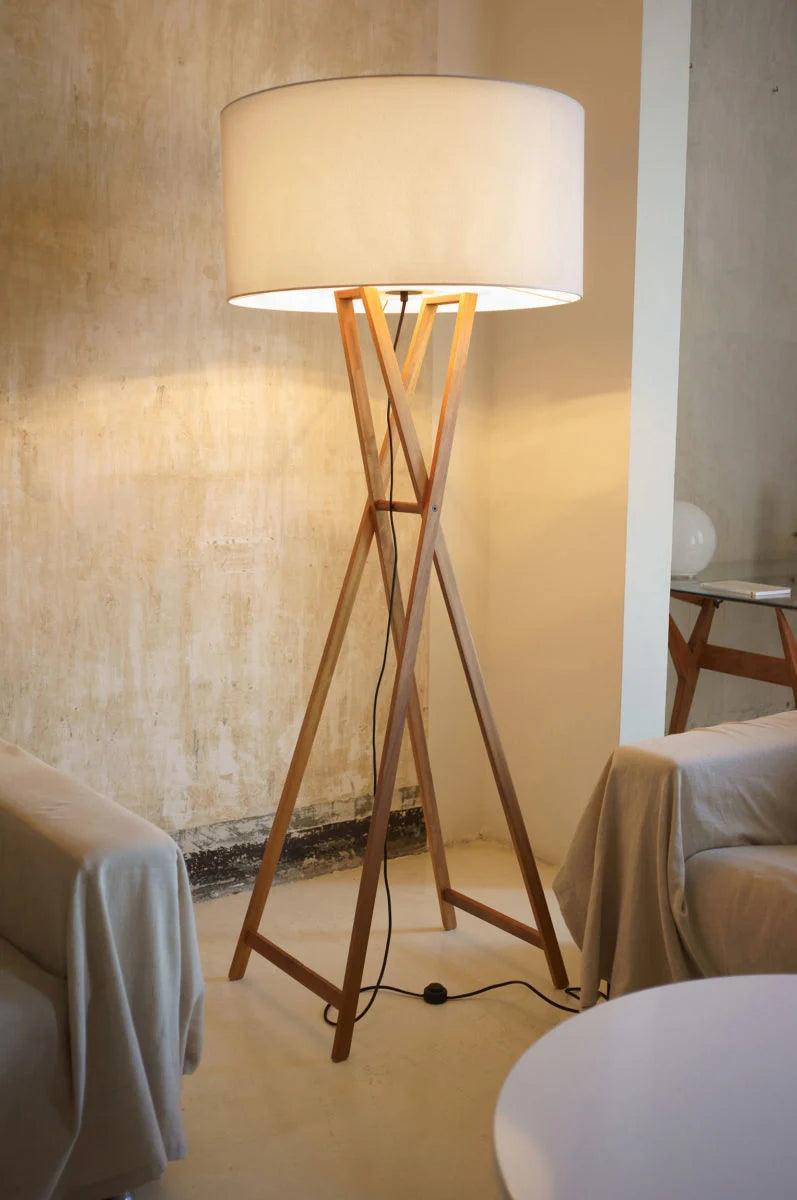 Lampa podłogowa CALA dąb lakierowany Marset Eye on Design