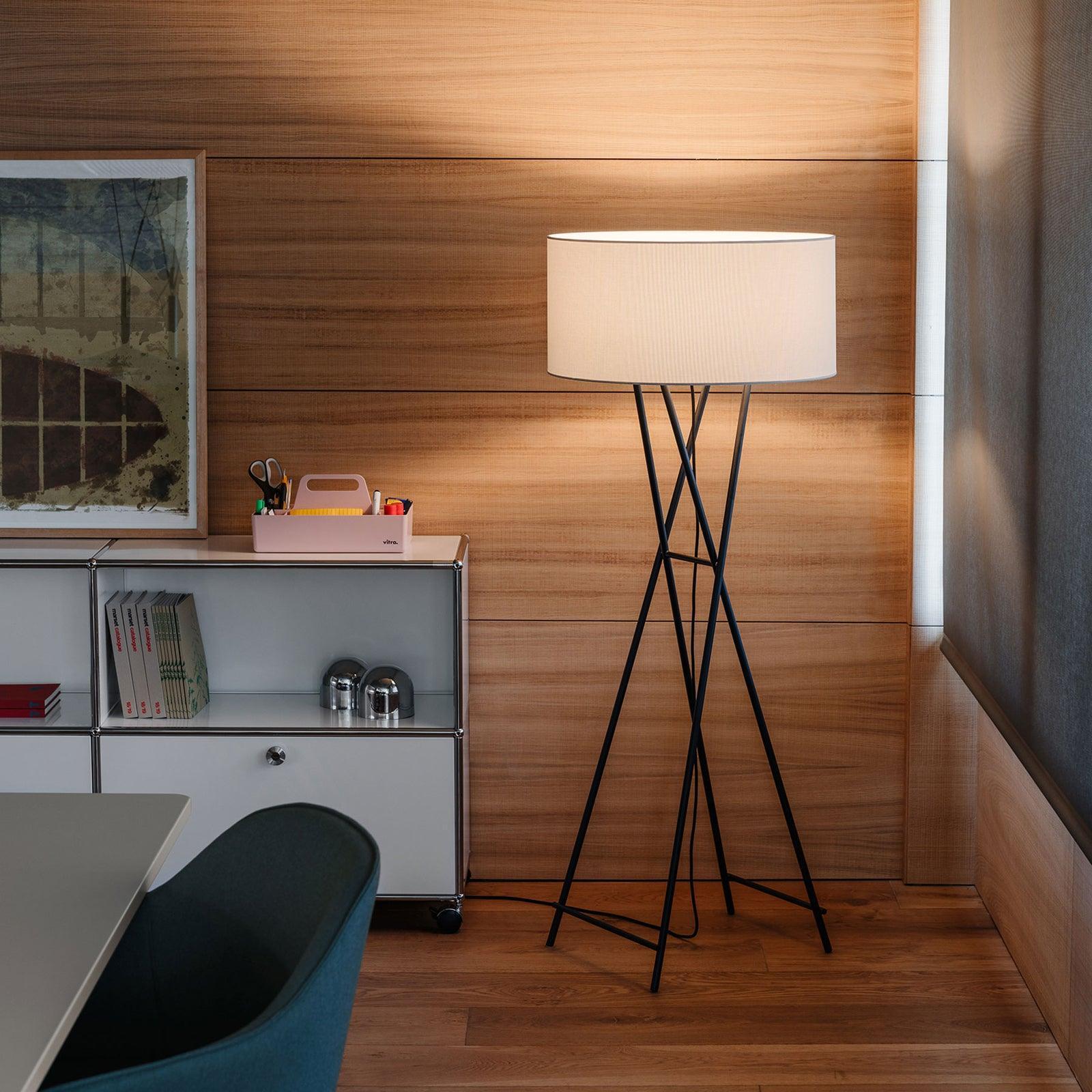 Lampa podłogowa CALA METAL podstawa metalowa Marset Eye on Design