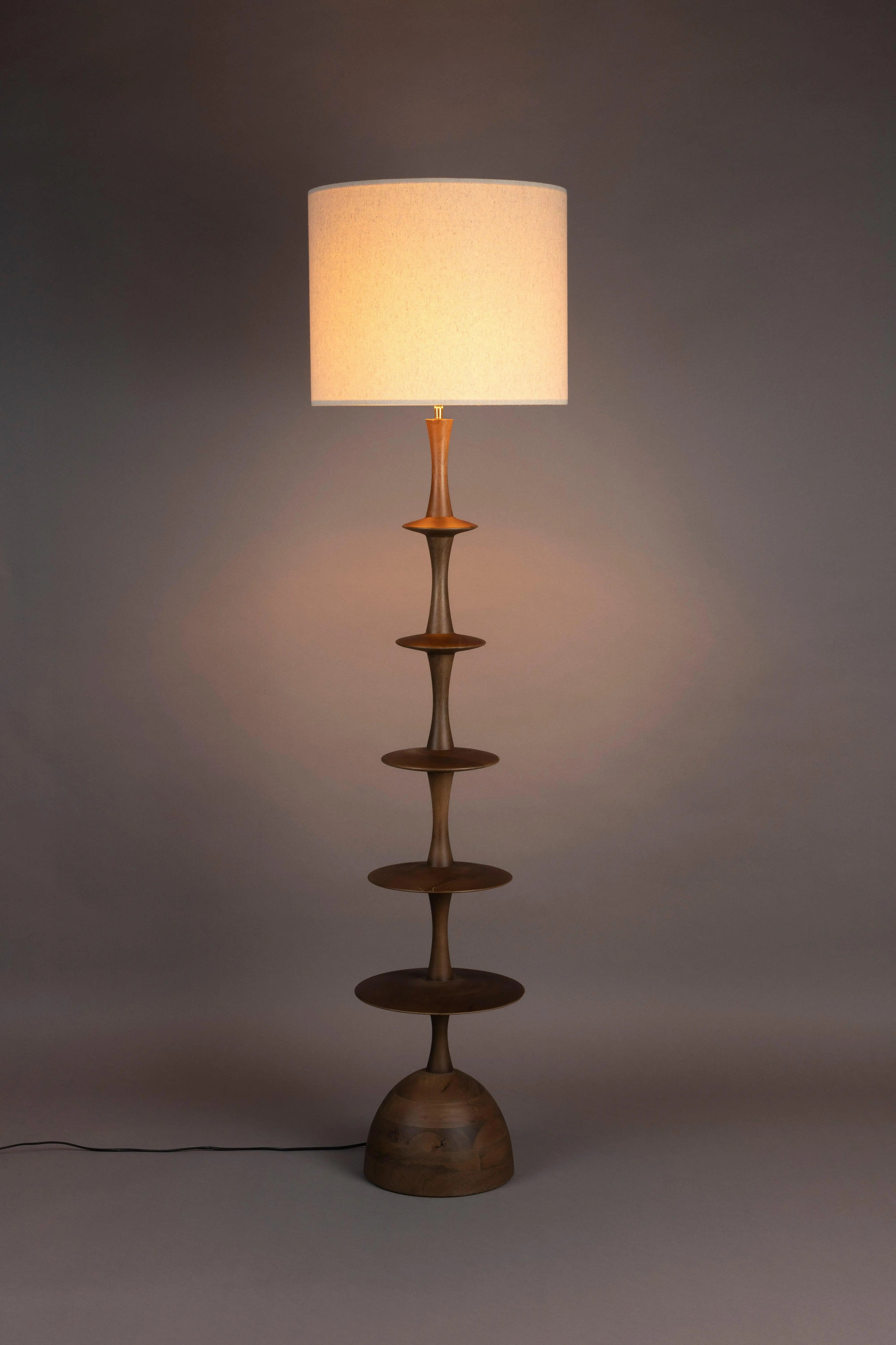 Lampa podłogowa CATH drewno mango – Dutchbone