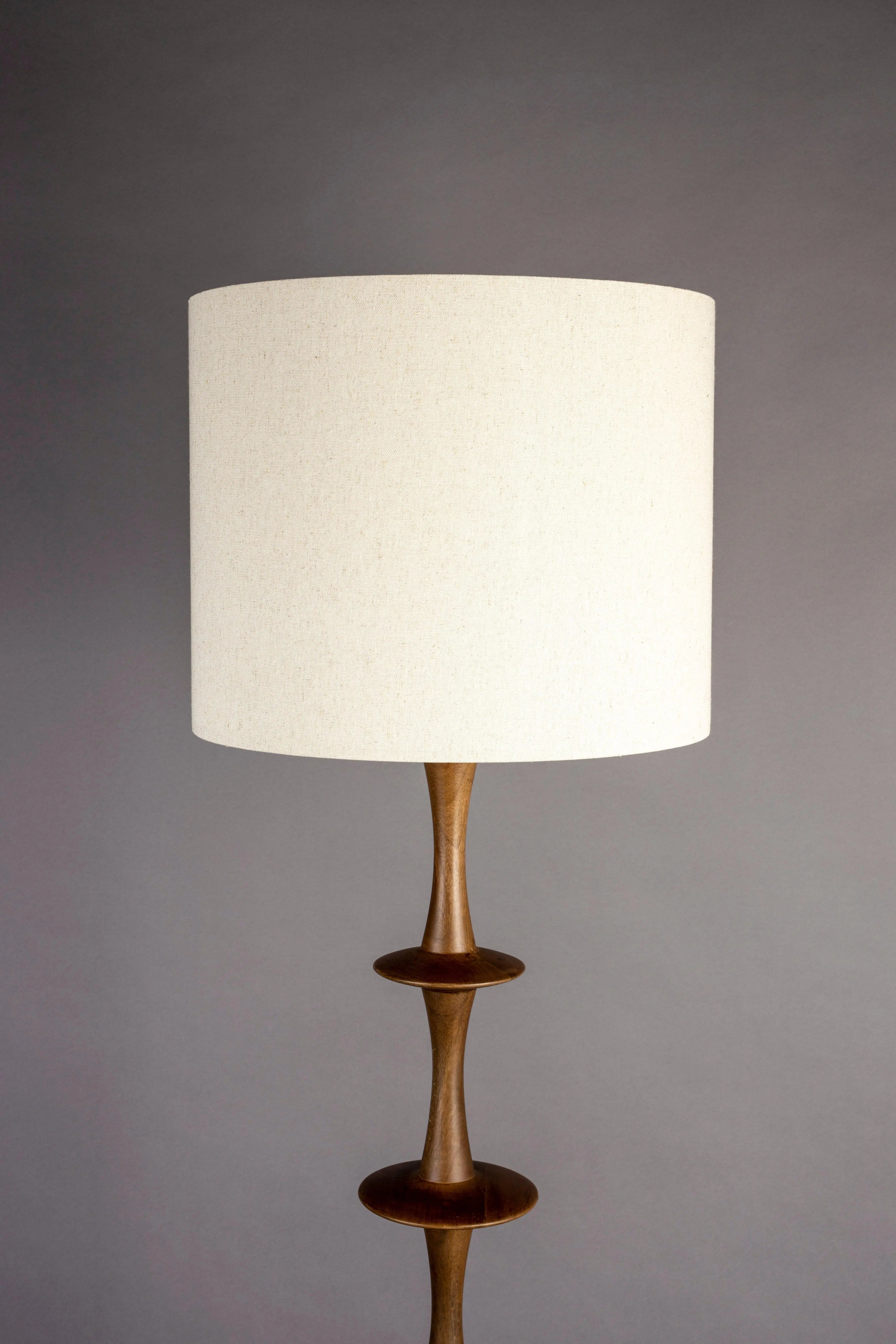 Lampa podłogowa CATH drewno mango – Dutchbone