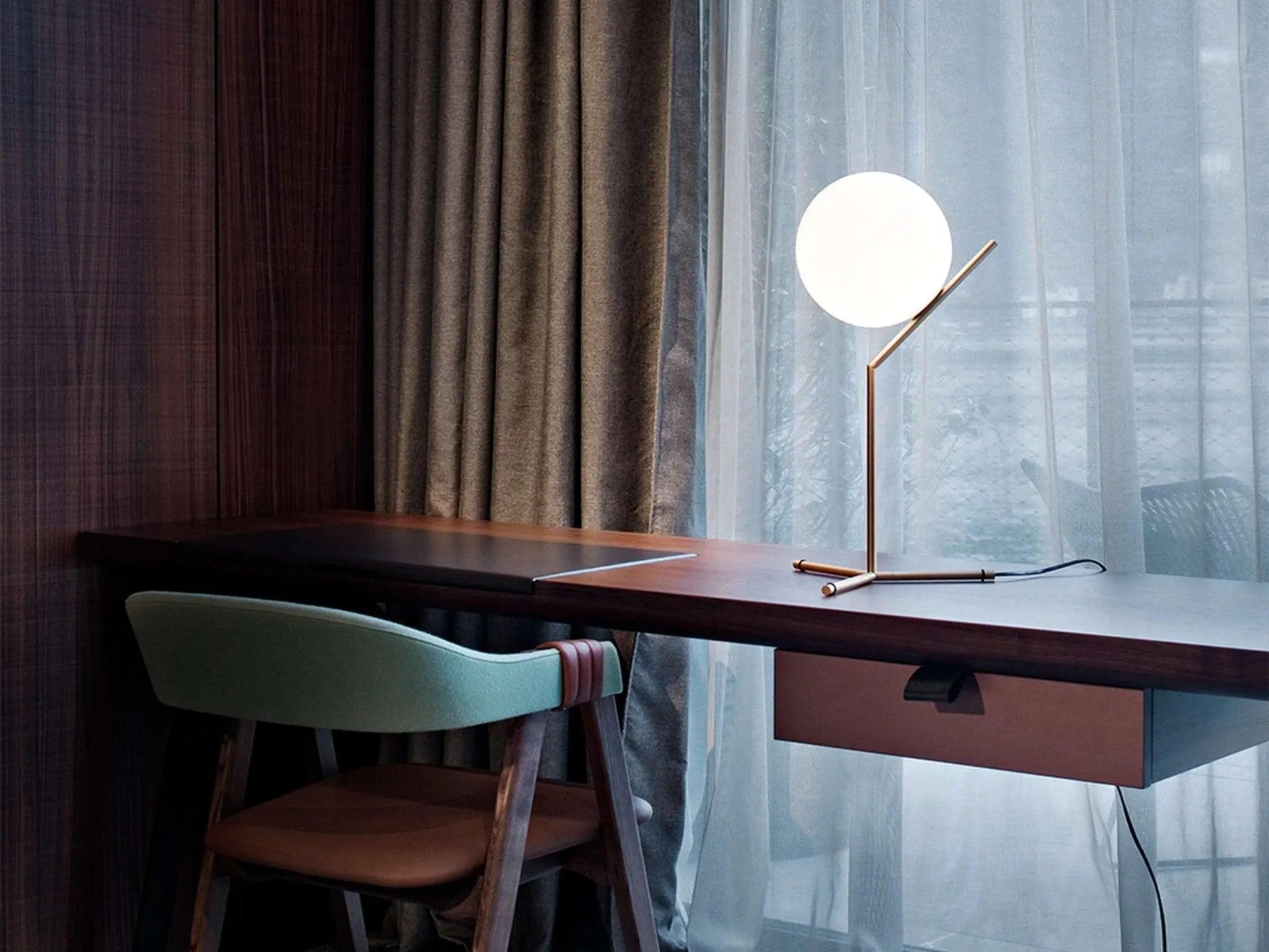 Lampa stołowa IC LIGHTS HIGH mosiężny – Flos