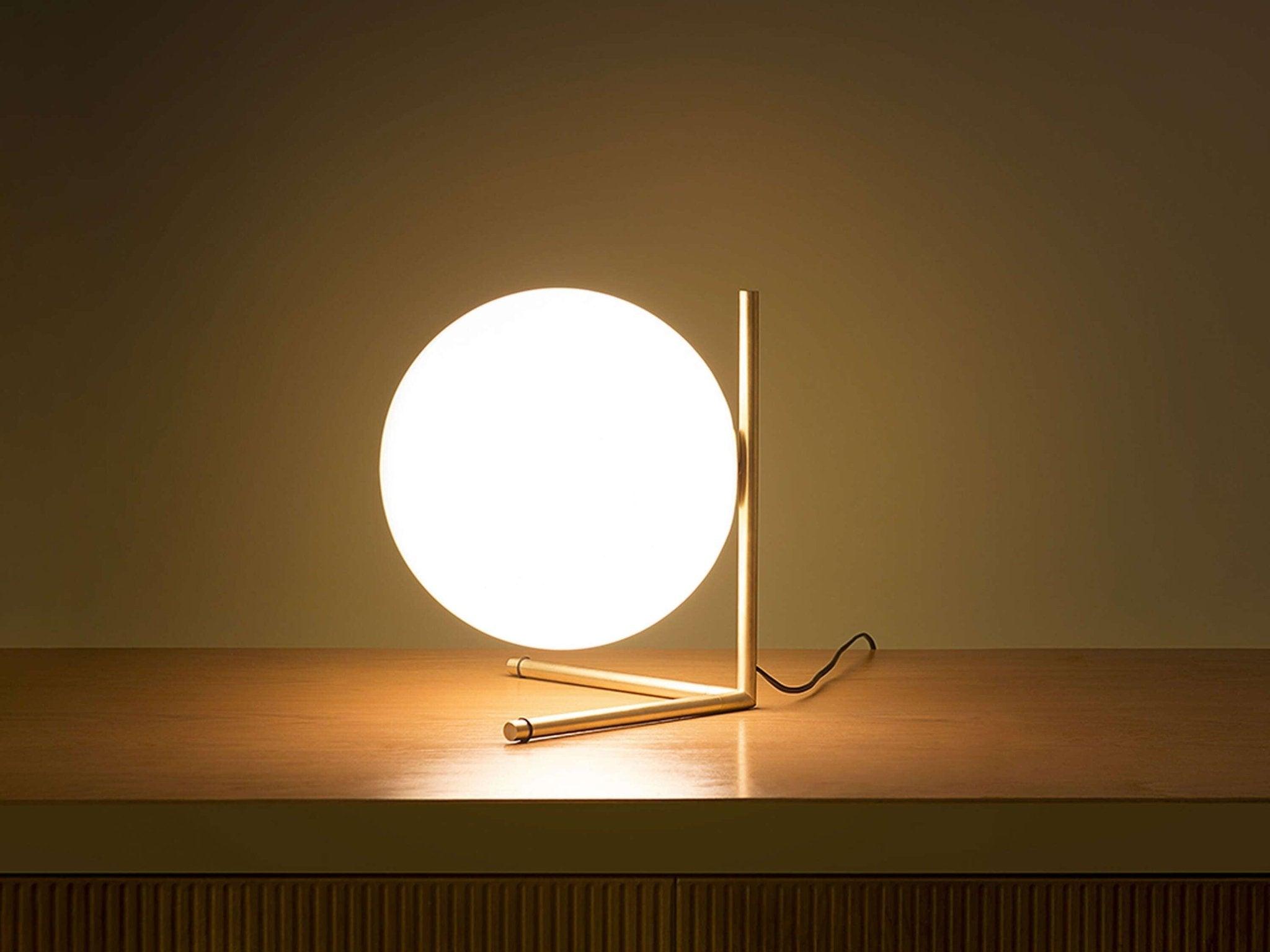 Lampa stołowa IC LIGHTS mosiężny Flos Eye on Design