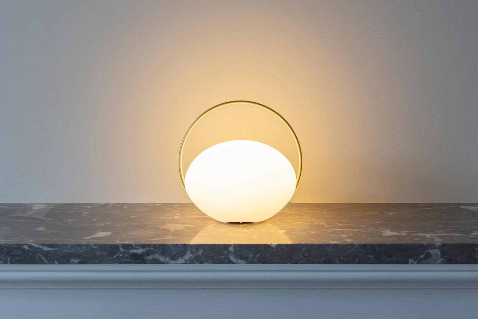 Lampa stołowa przenośna ORBIT mleczny ze złotym UMAGE Eye on Design