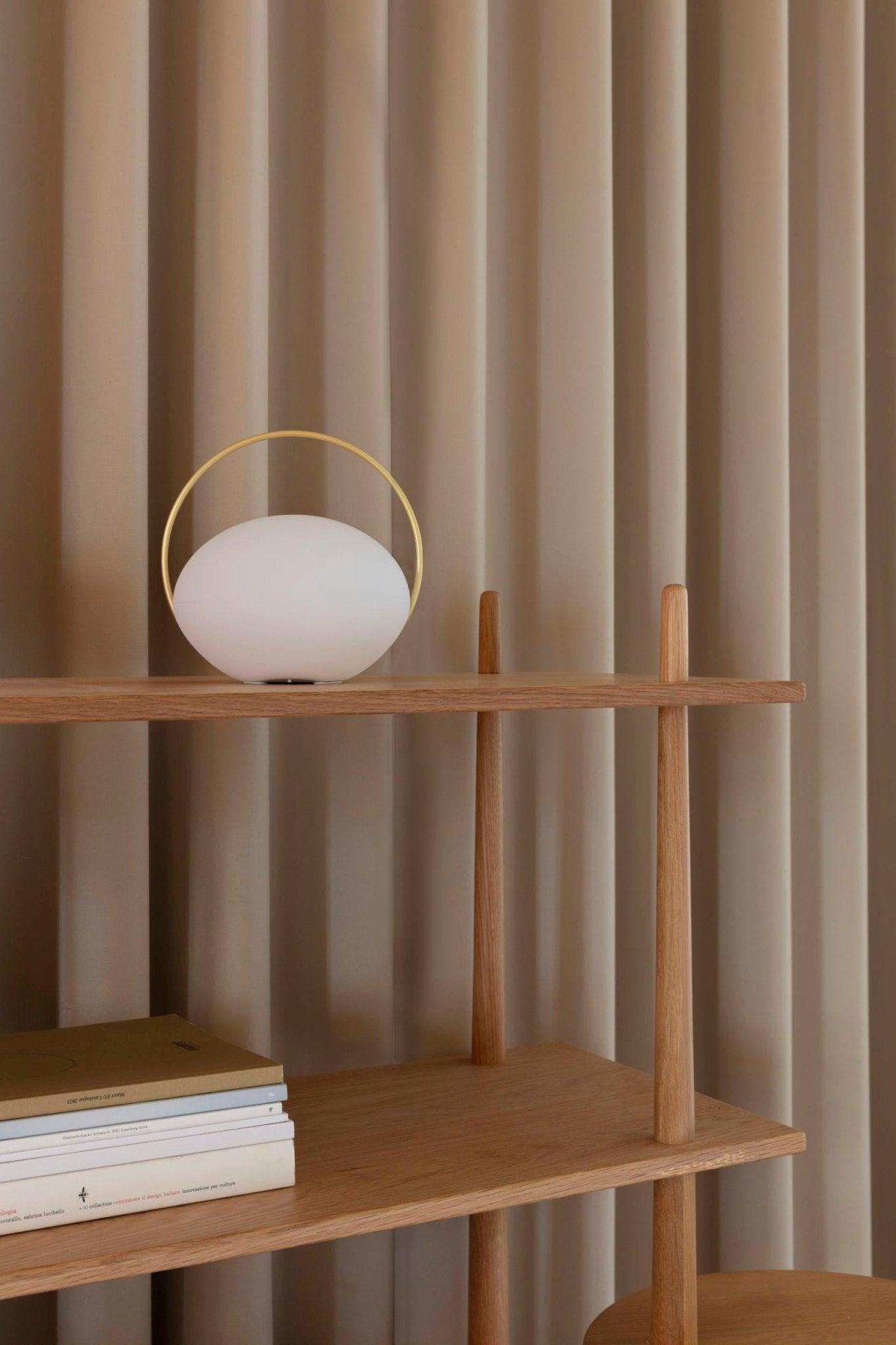 Lampa stołowa przenośna ORBIT mleczny ze złotym UMAGE Eye on Design