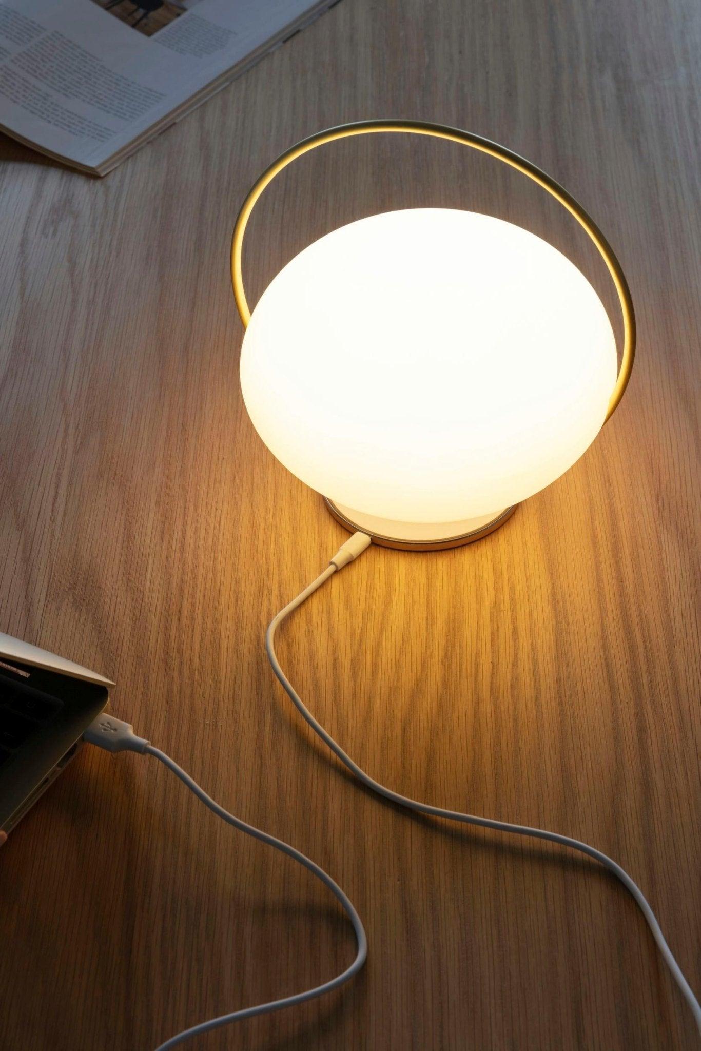 Lampa stołowa przenośna ORBIT mleczny ze złotym UMAGE Eye on Design