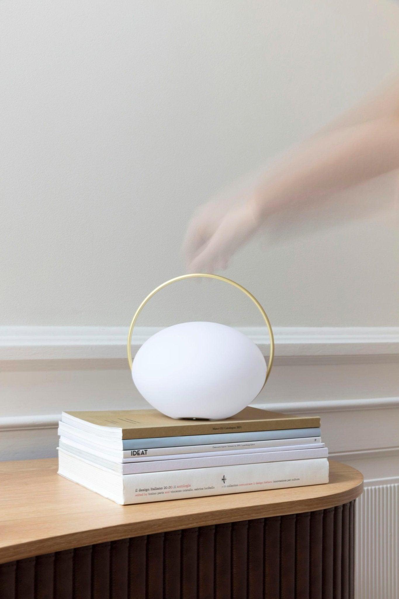 Lampa stołowa przenośna ORBIT mleczny ze złotym UMAGE Eye on Design