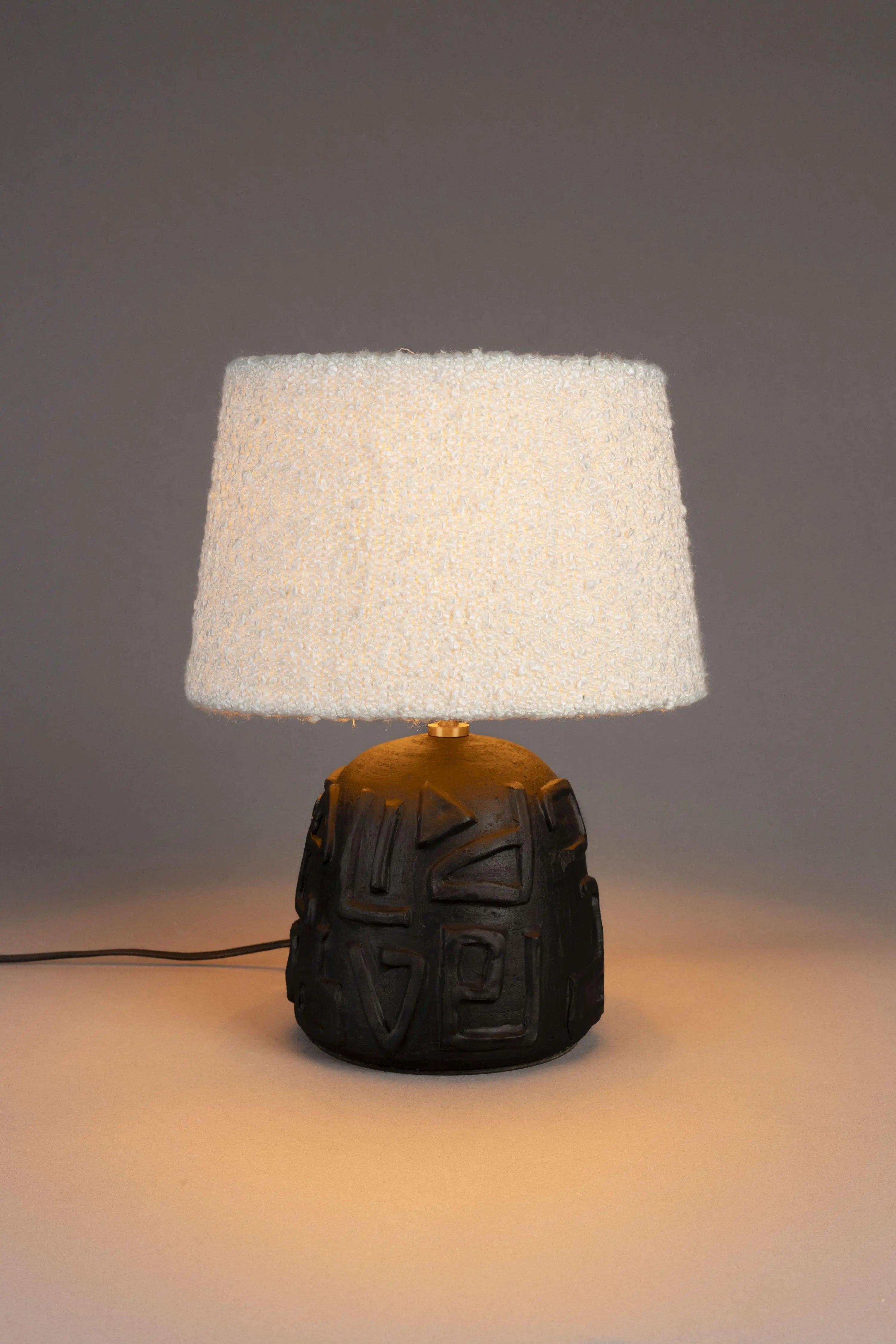 Lampa stołowa RENZO biały boucle – Dutchbone