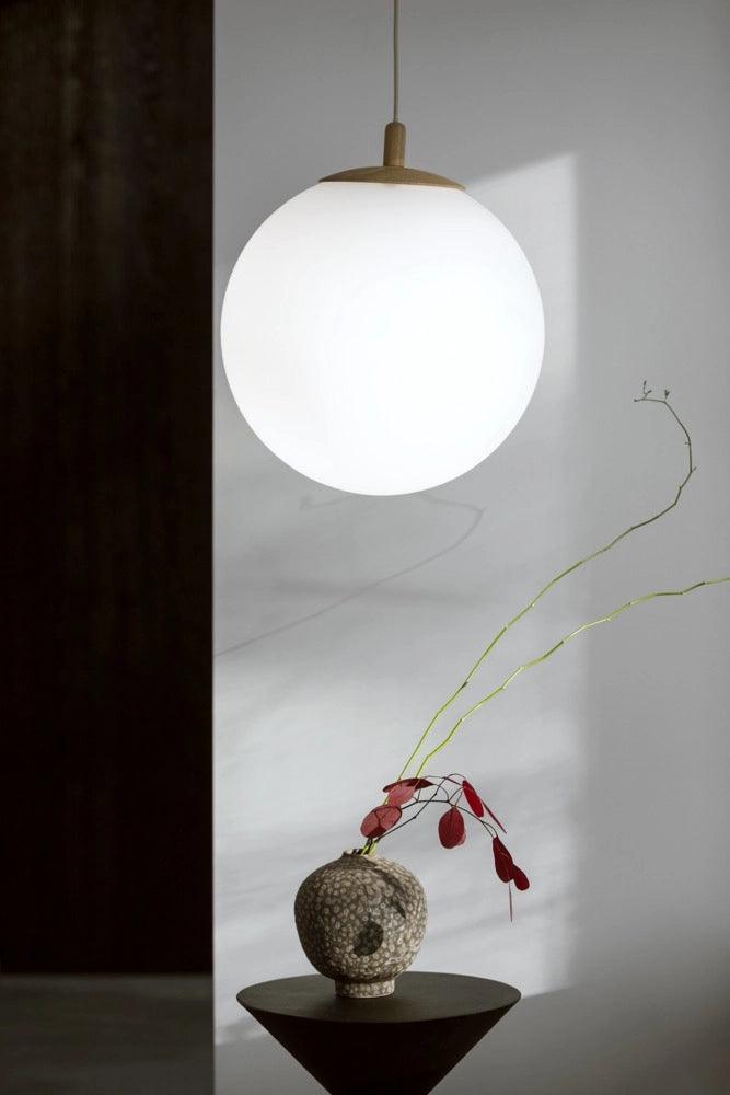 Lampa wisząca ALUR mleczne szkło z drewnem Kaspa Eye on Design