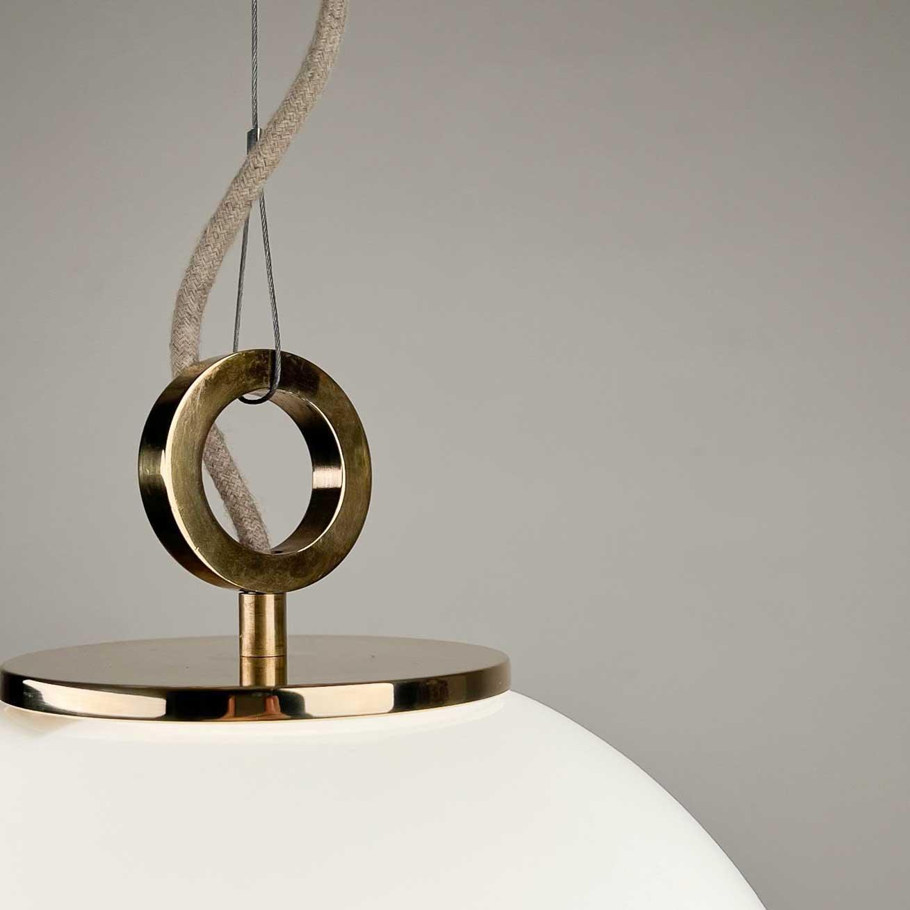 Lampa wisząca BIAŁA KULA mosiężny Embassy Interiors Eye on Design