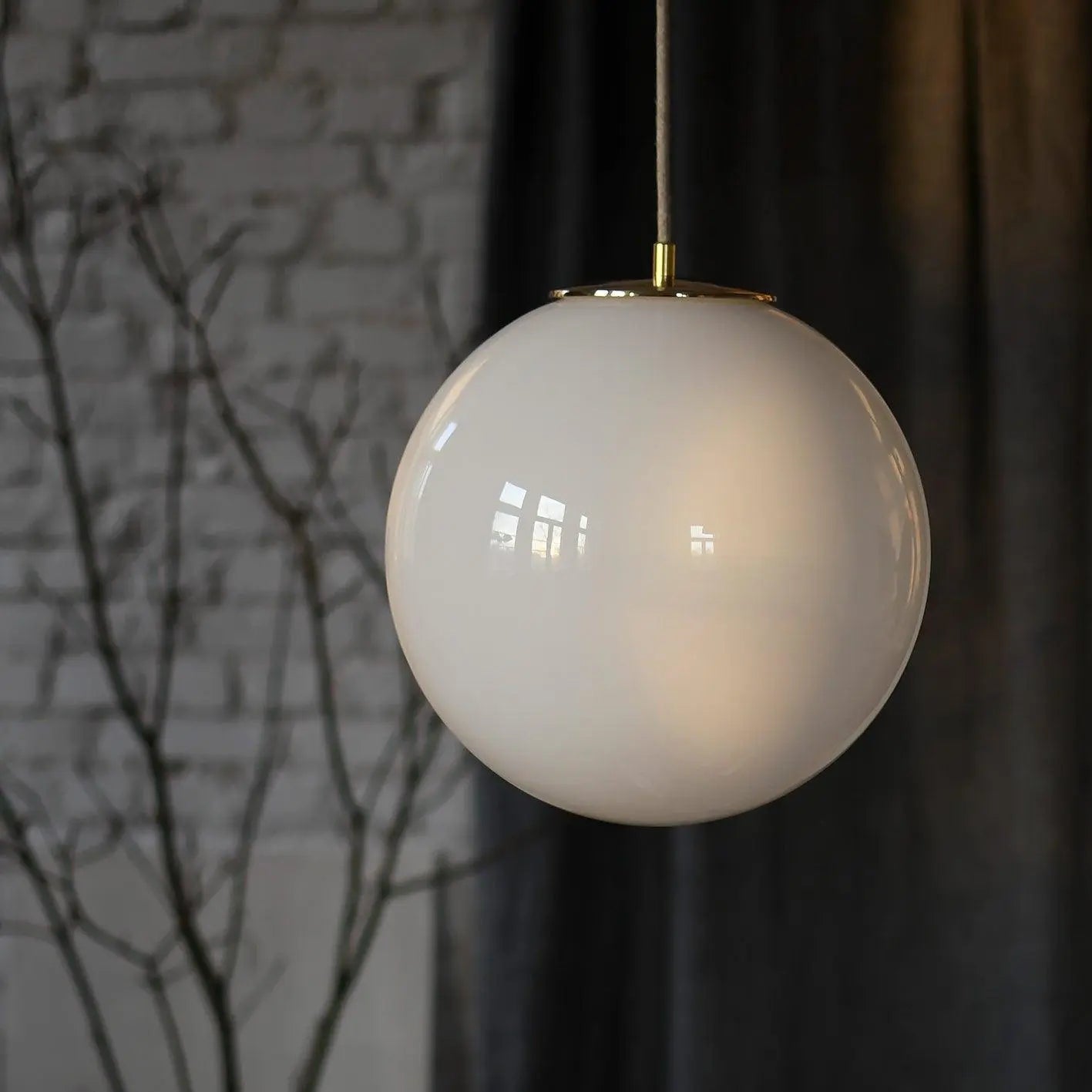 Lampa wisząca BIAŁA KULA nikiel – Embassy Interiors