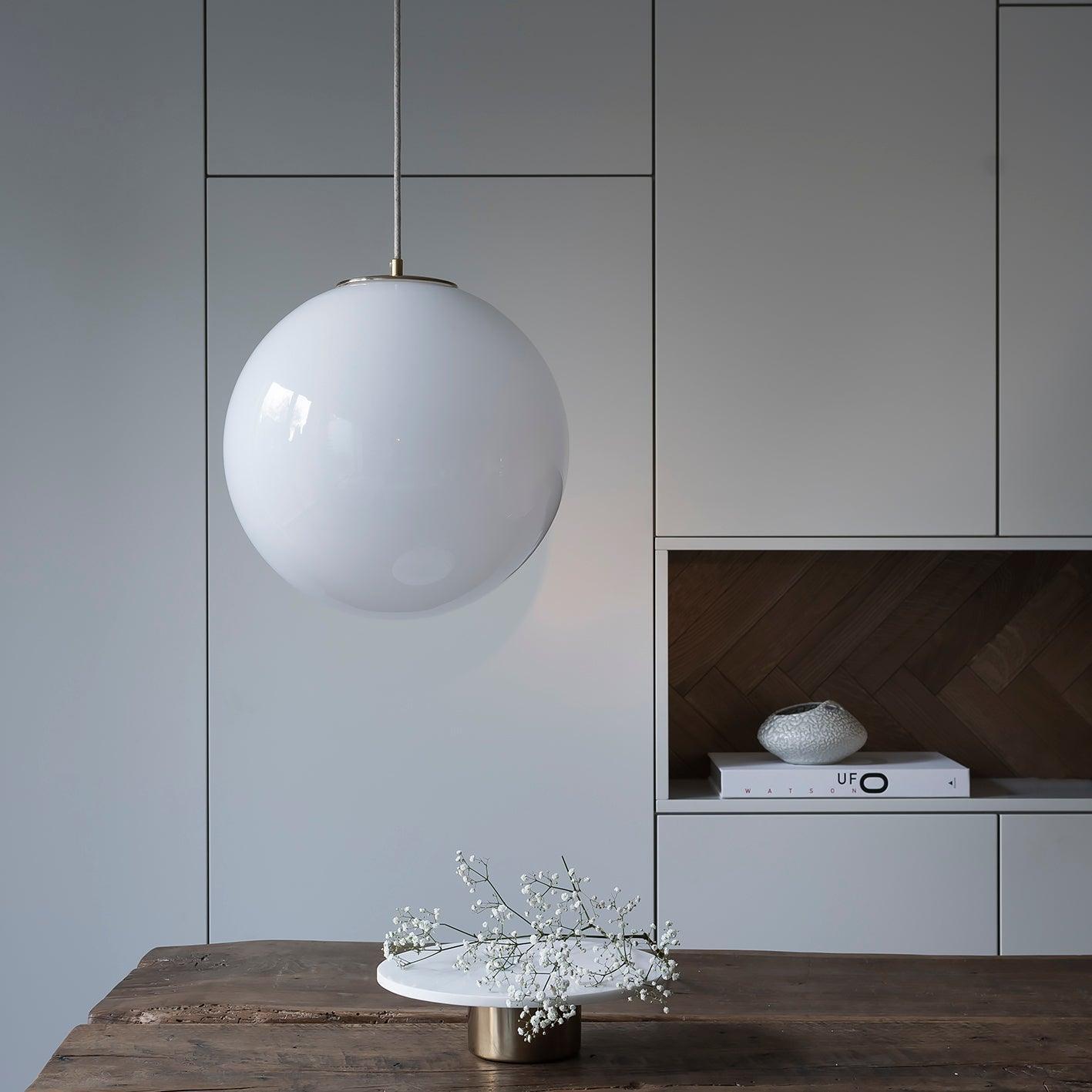 Lampa wisząca BIAŁA KULA nikiel Embassy Interiors Eye on Design