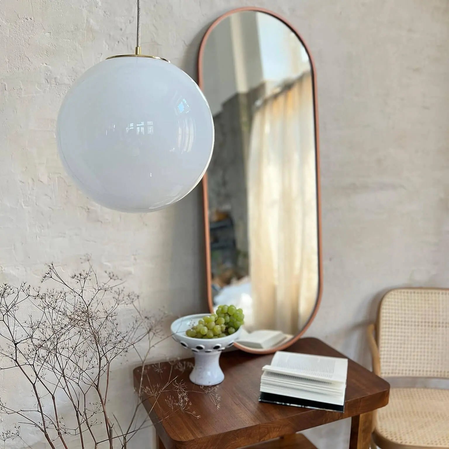 Lampa wisząca BIAŁA KULA nikiel – Embassy Interiors