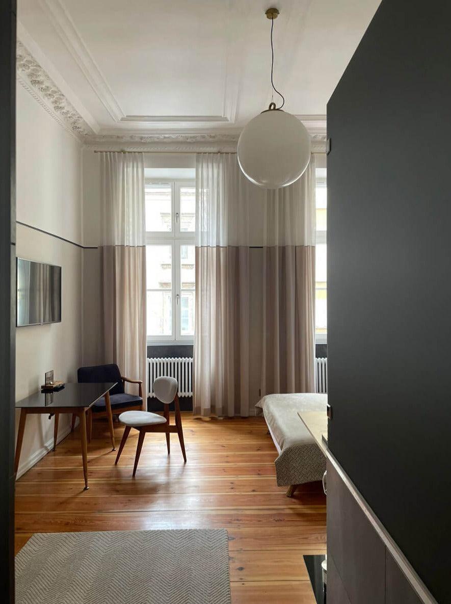 Lampa wisząca duża BIAŁA KULA mosiężny Embassy Interiors Eye on Design