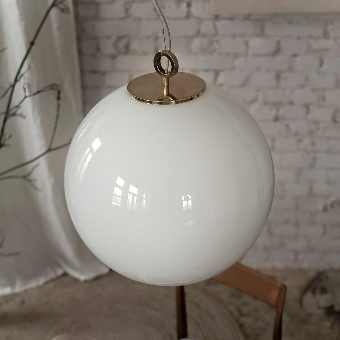 Lampa wisząca duża BIAŁA KULA mosiężny Embassy Interiors Eye on Design
