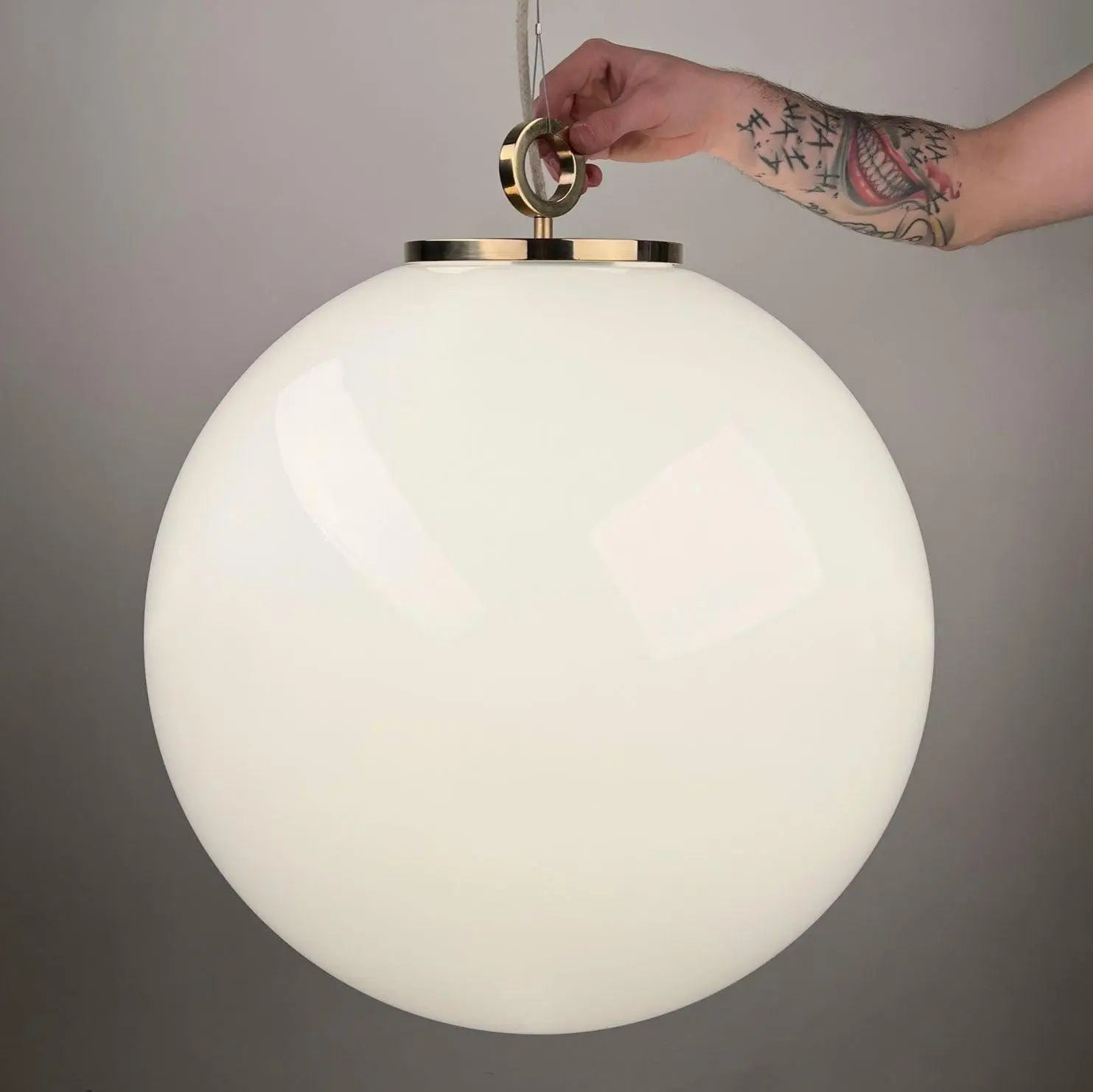 Lampa wisząca duża BIAŁA KULA nikiel – Embassy Interiors