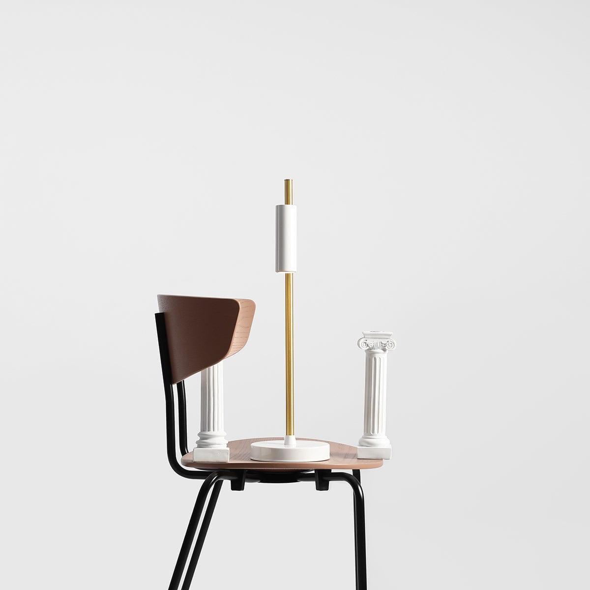 Lampka biurkowa TREVO biały z mosiężnym wykończeniem Artera Eye on Design