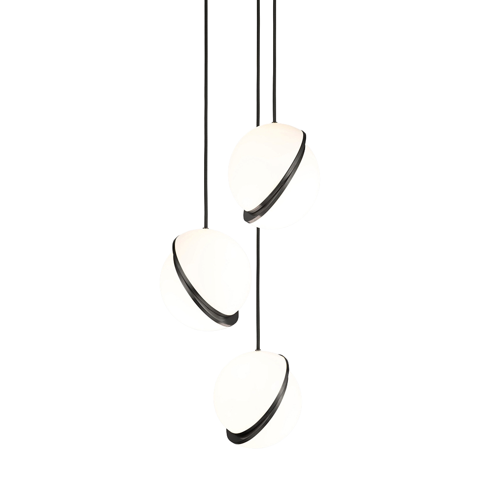 Pendelleuchte 3-flammig CRESCENT mit opalem Schirm und schwarz beschichtetem Messing.