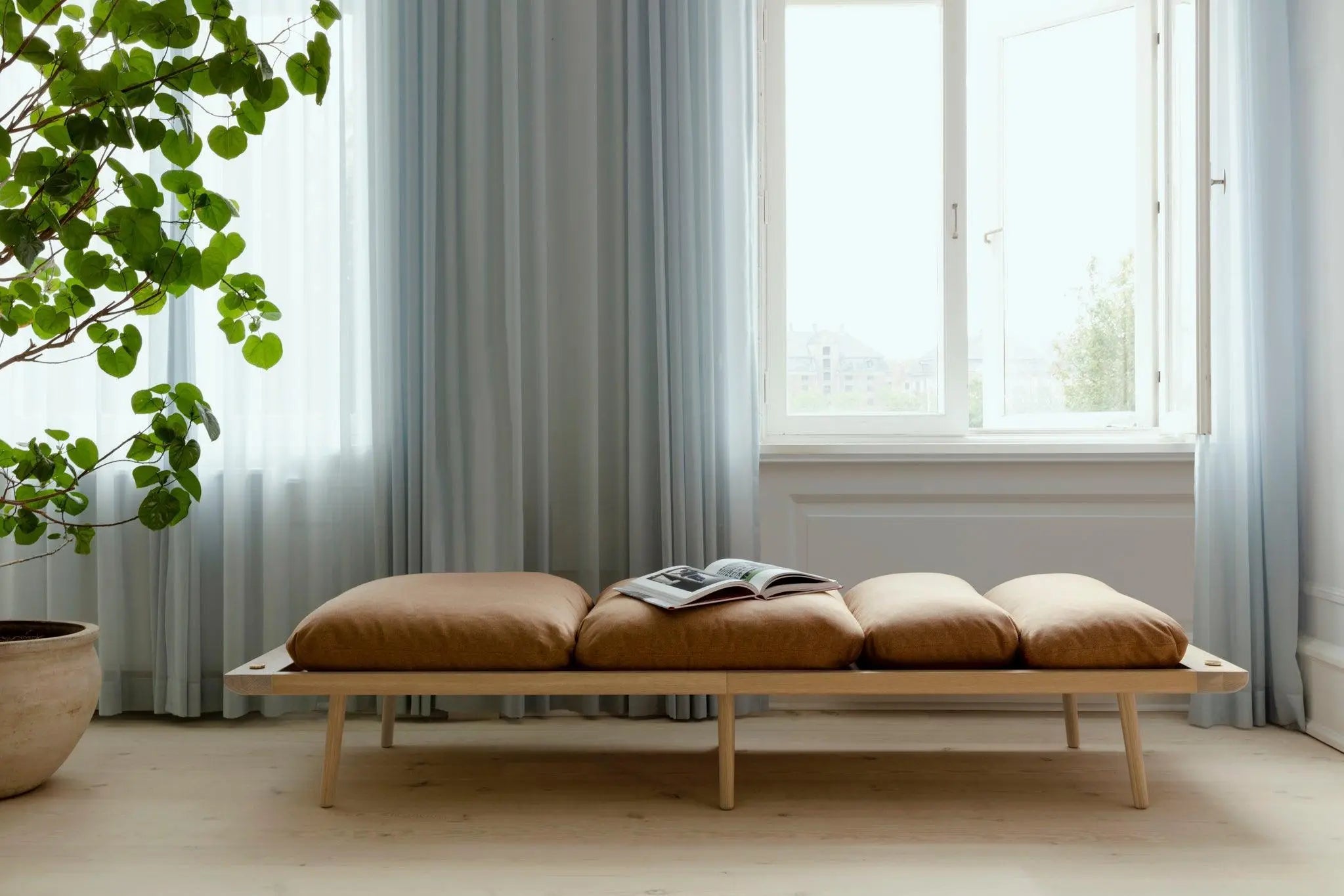 Leżanka LOUNGE AROUND baby blue z ciemno dębową podstawą – Umage