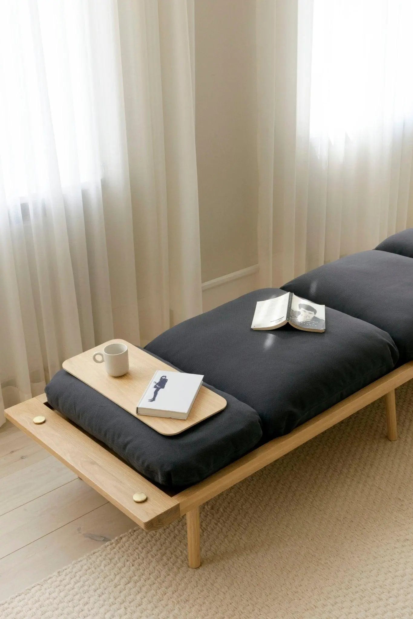 Leżanka LOUNGE AROUND beżowy z ciemno dębową podstawą – Umage