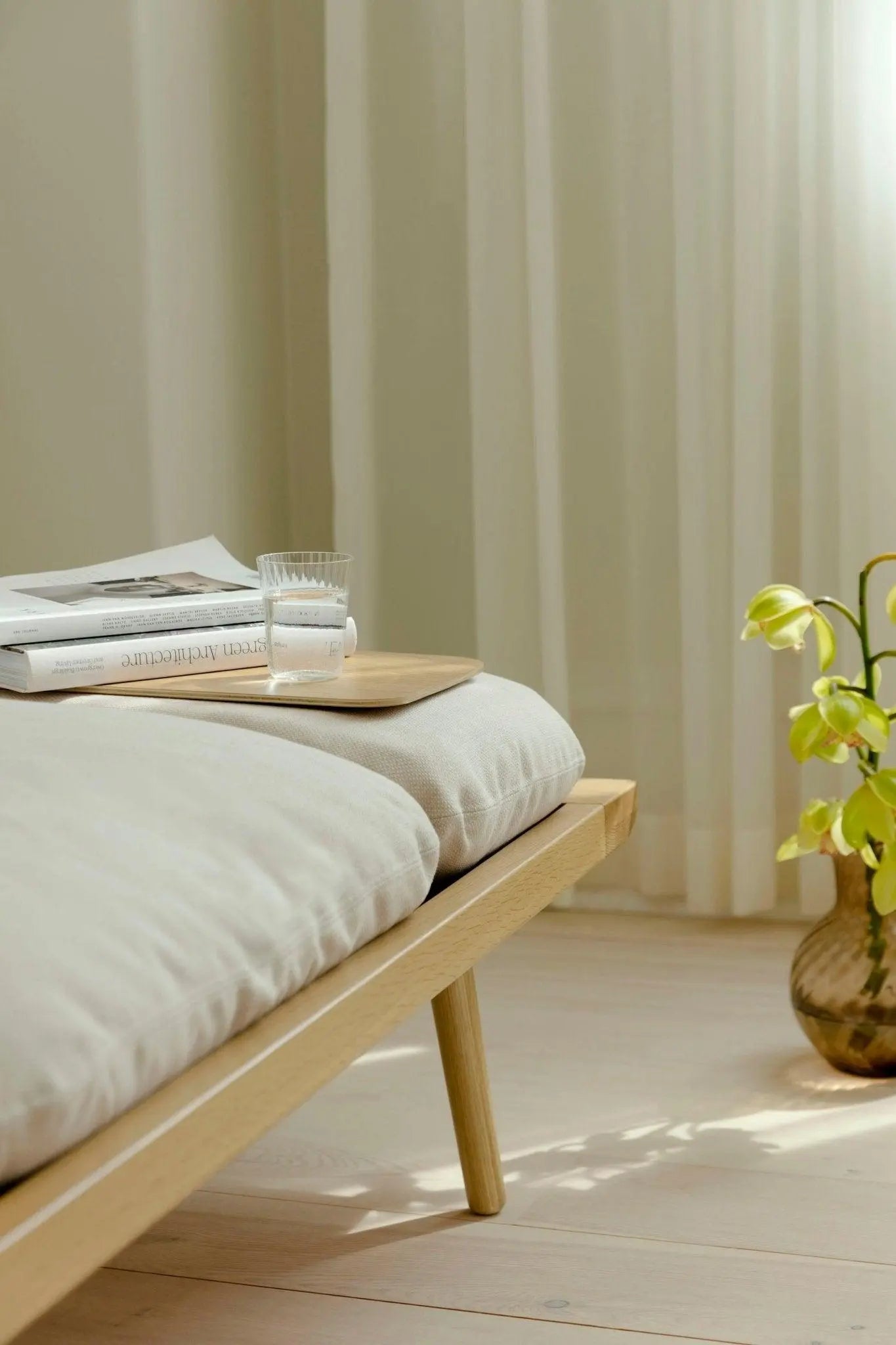 Leżanka LOUNGE AROUND beżowy z dębową podstawą – Umage