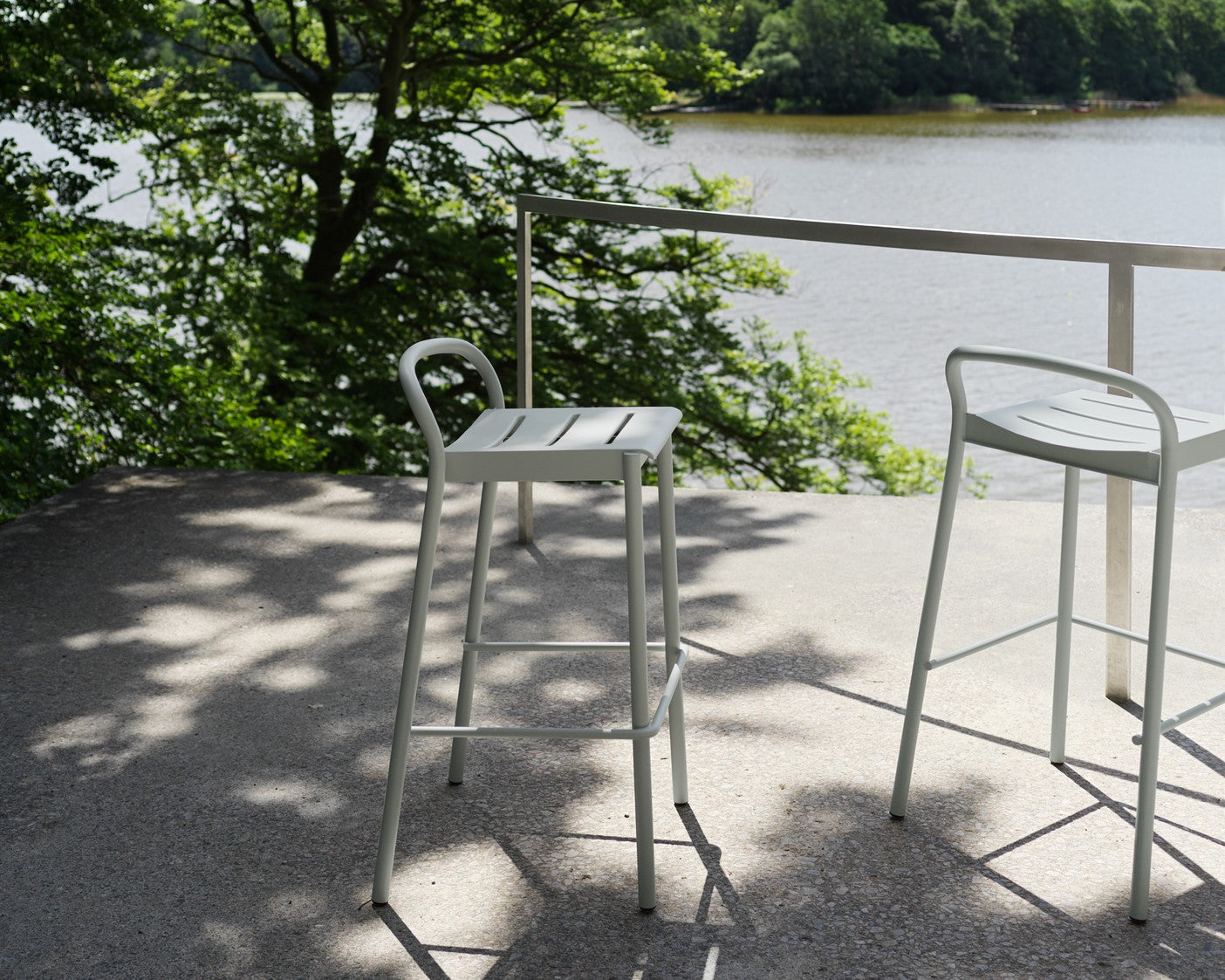 Hocker für den Außenbereich LINEAR grauer Stahl