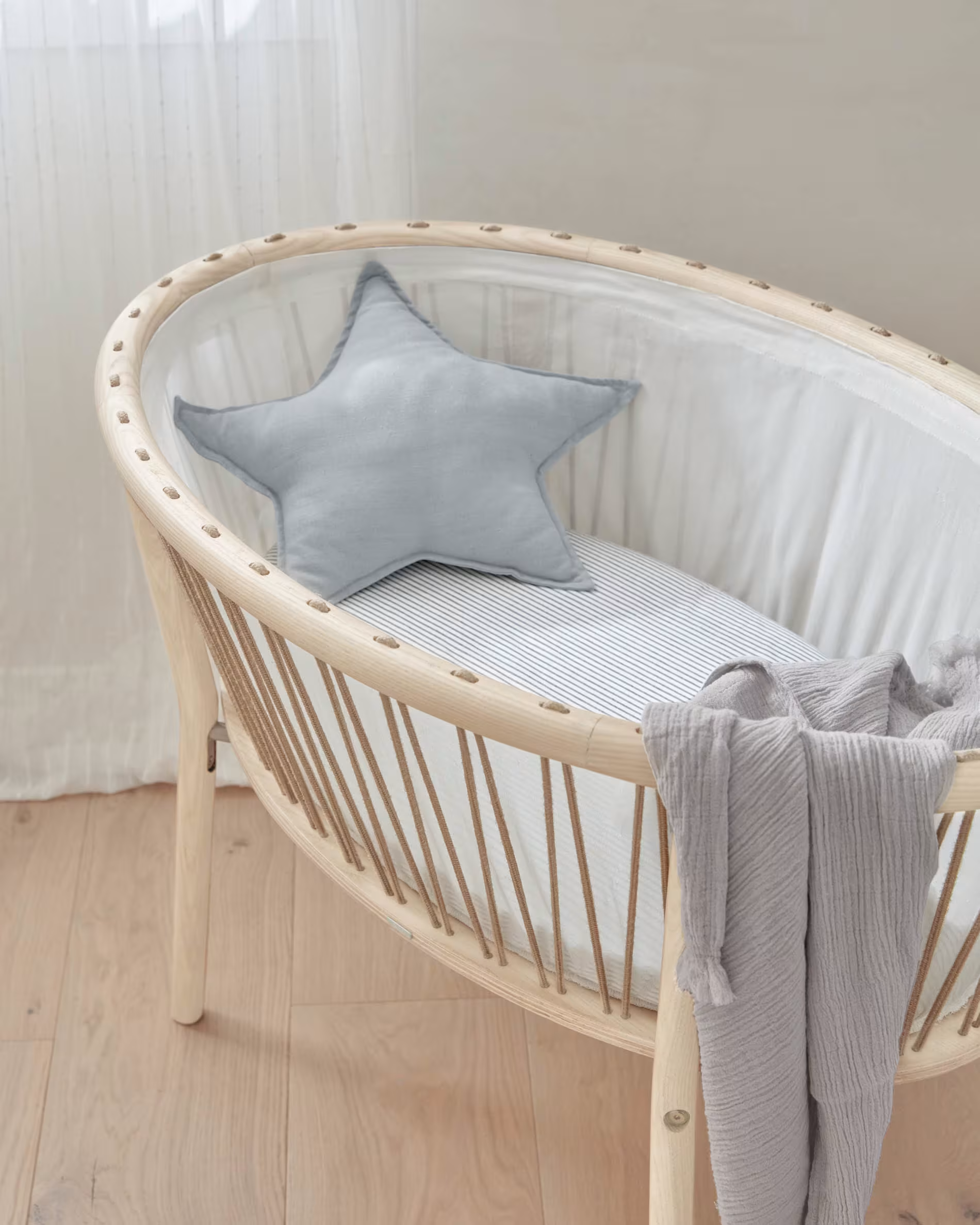 Kosz Mojżesza LEONELA lite drewno jesionowe La Forma Eye on Design