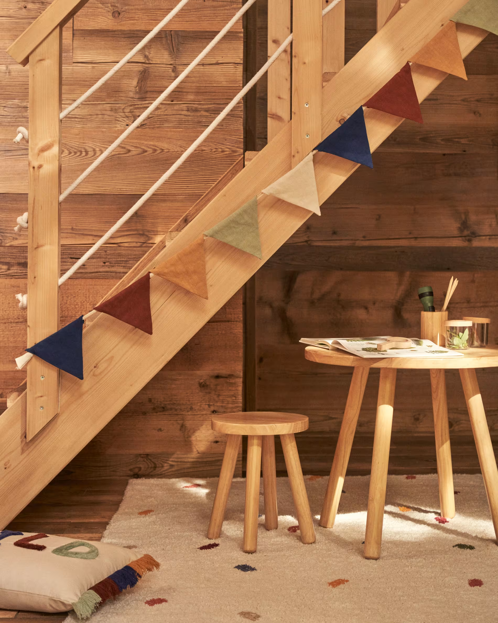 Stołek dziecięcy DILCIA lite drewno kauczukowe La Forma Eye on Design