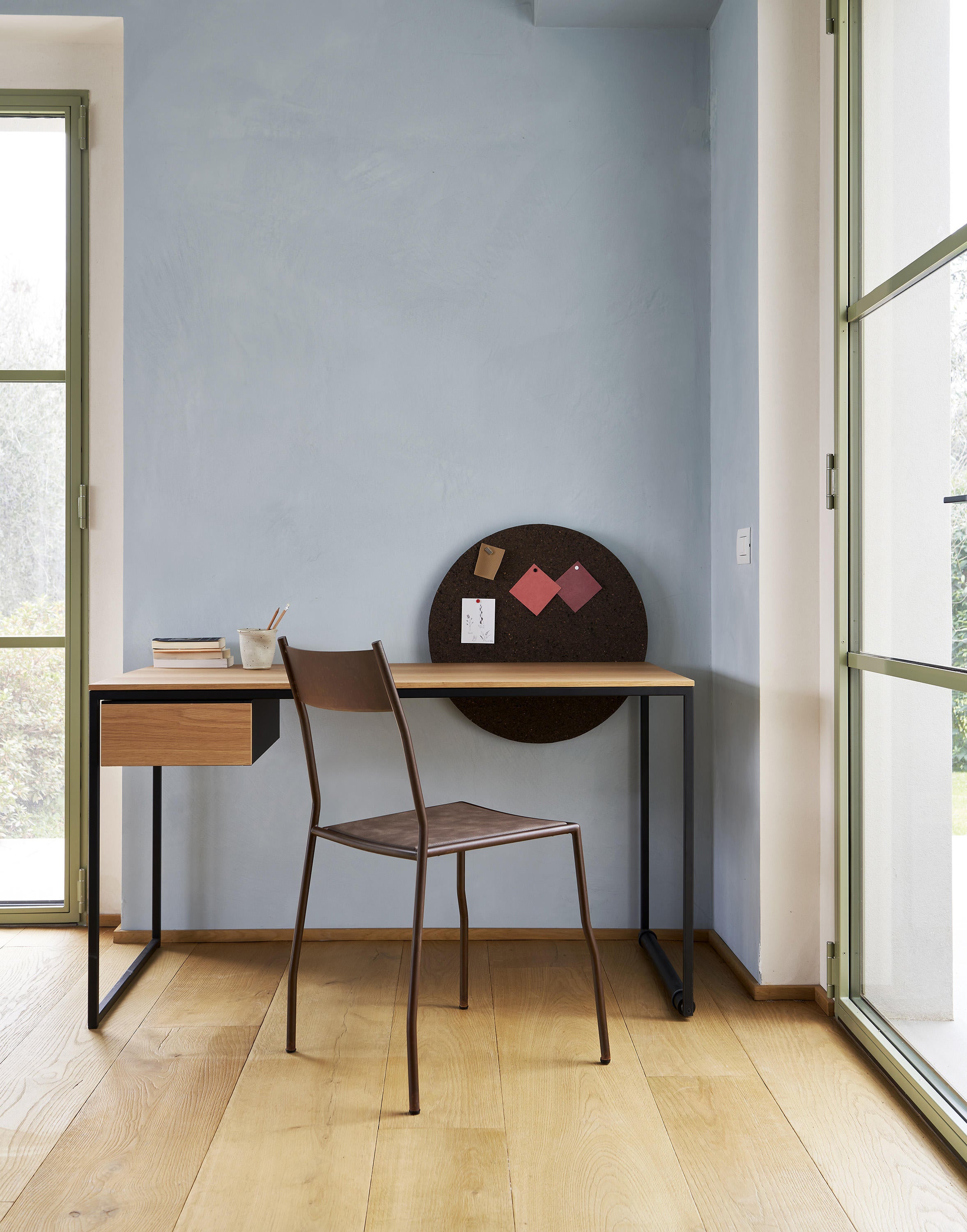MACIS black desk