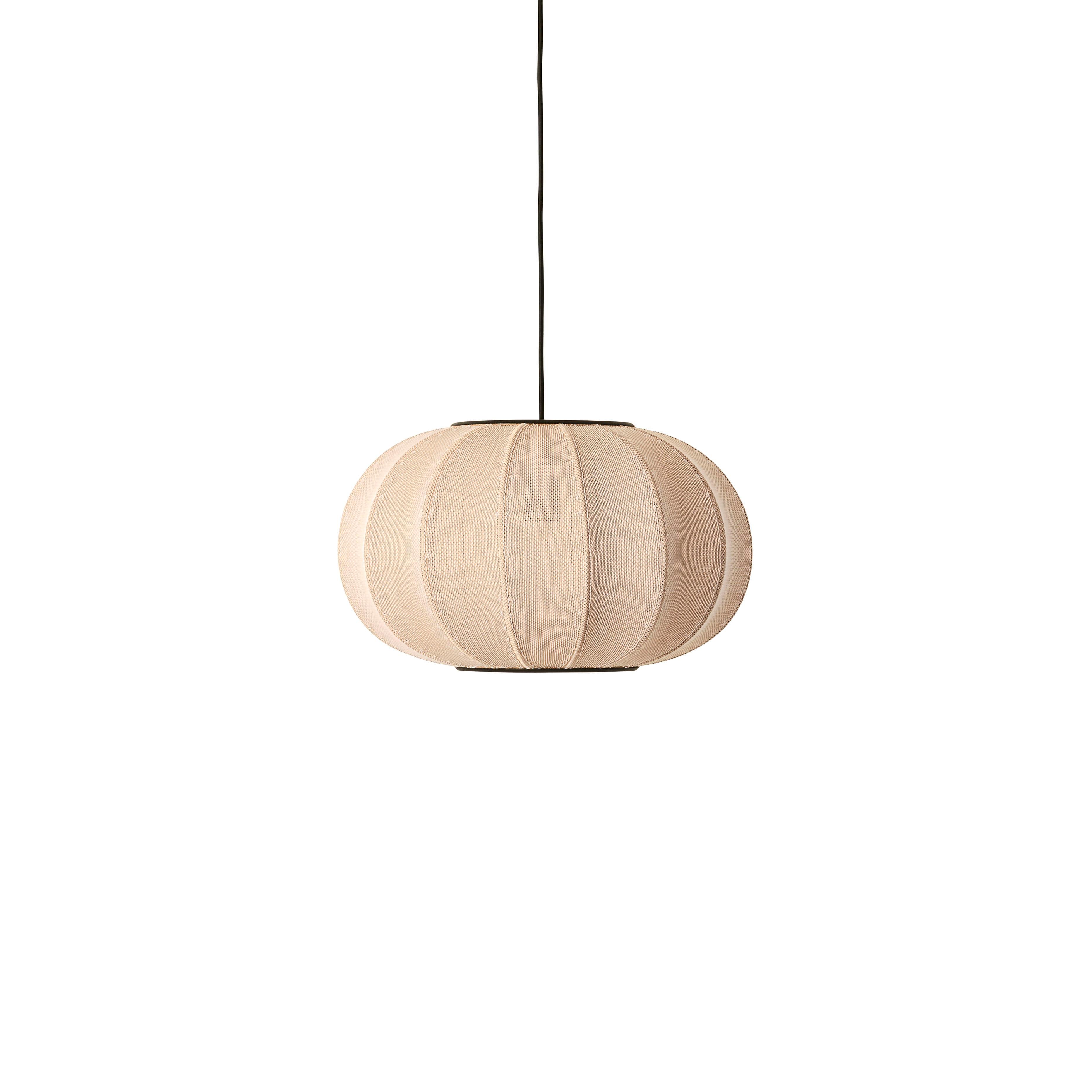 Ovale Sandhängerlampe mit Strickwit.