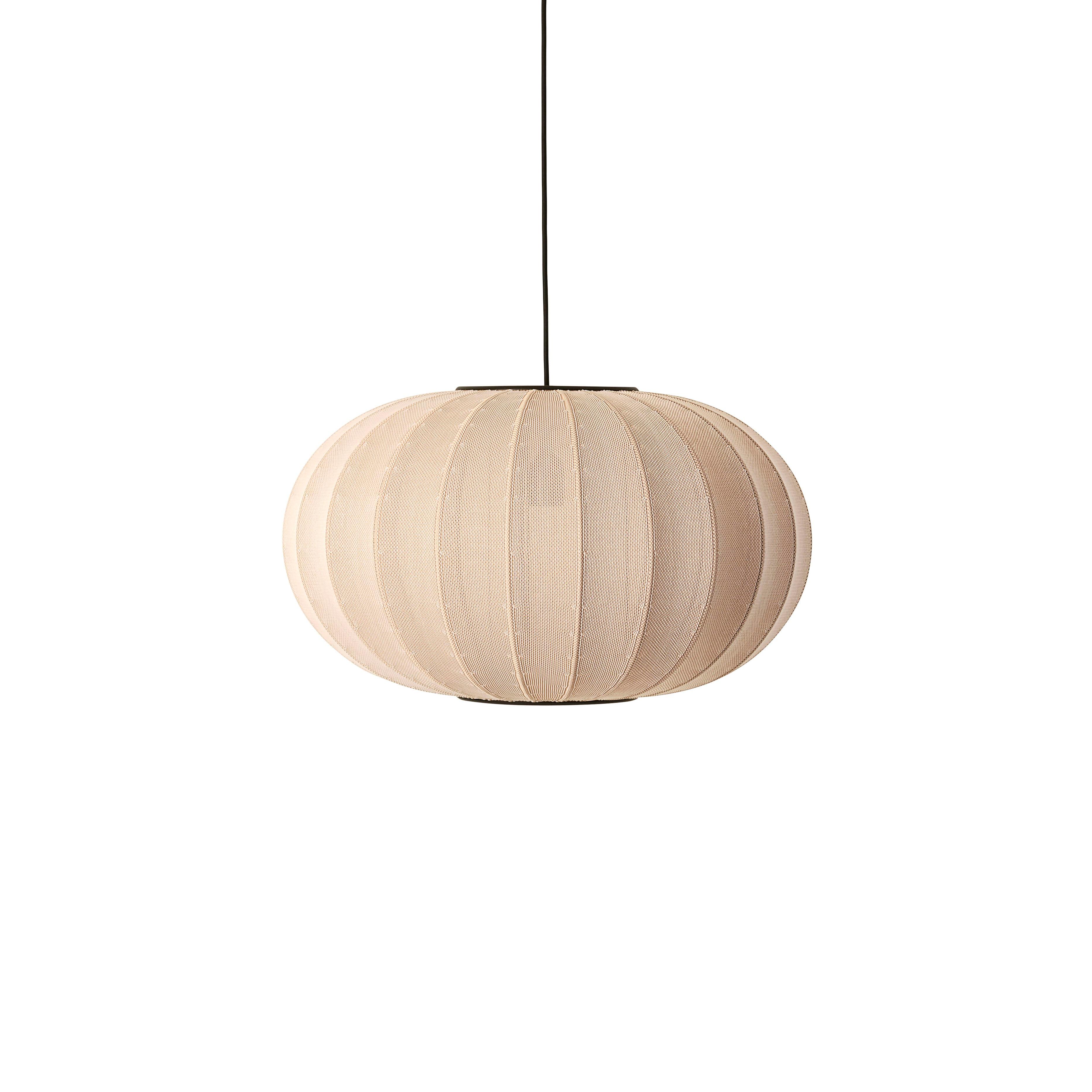 Ovale Sandhängerlampe mit Strickwit.