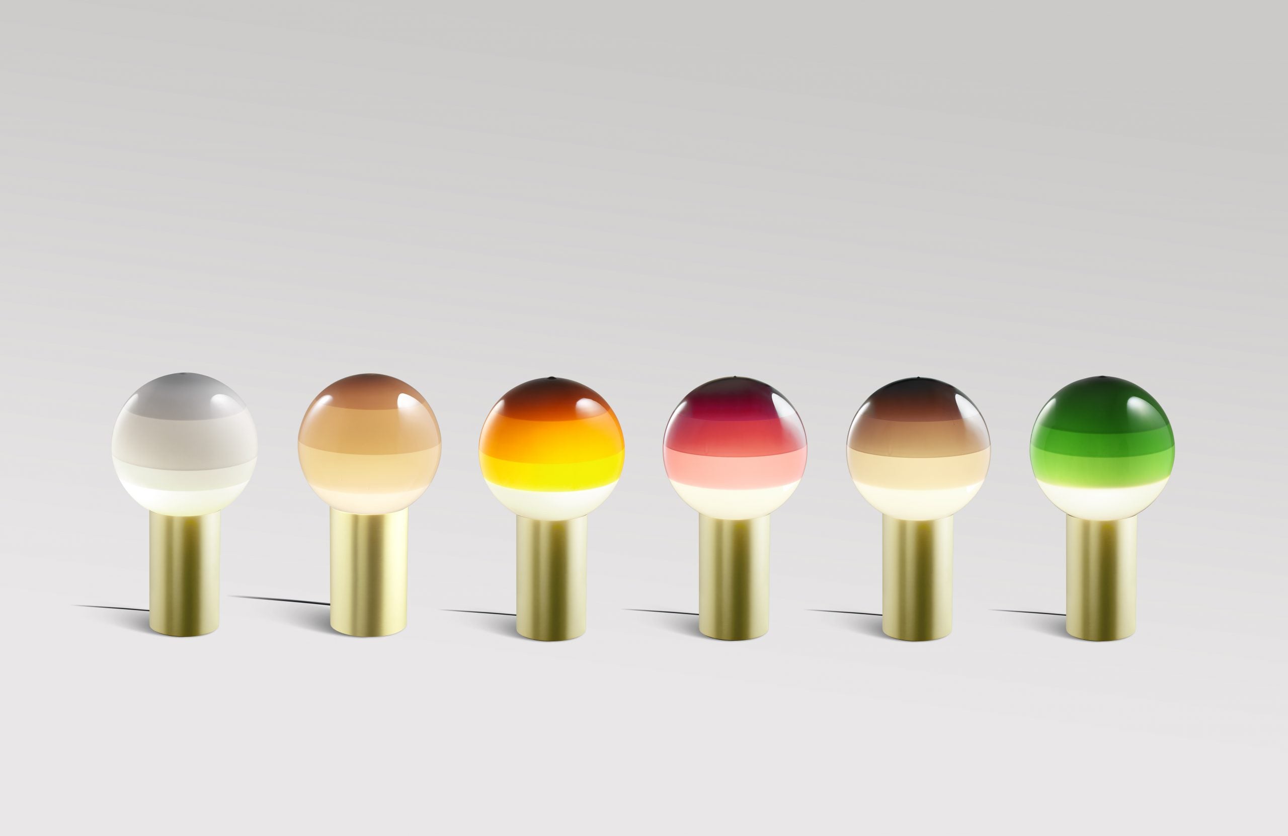 Tischlampe DIPPING bernsteinfarben mit goldenem Fuß