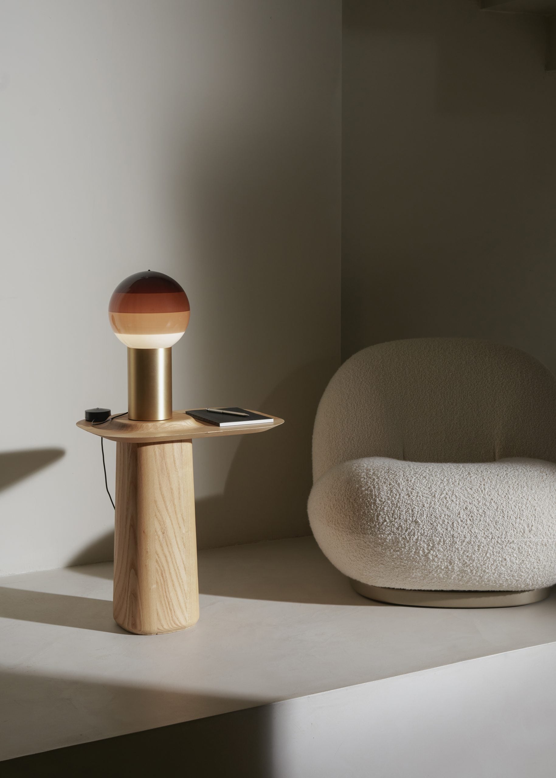 Tischlampe DIPPING schokoladenbraun mit goldenem Fuß