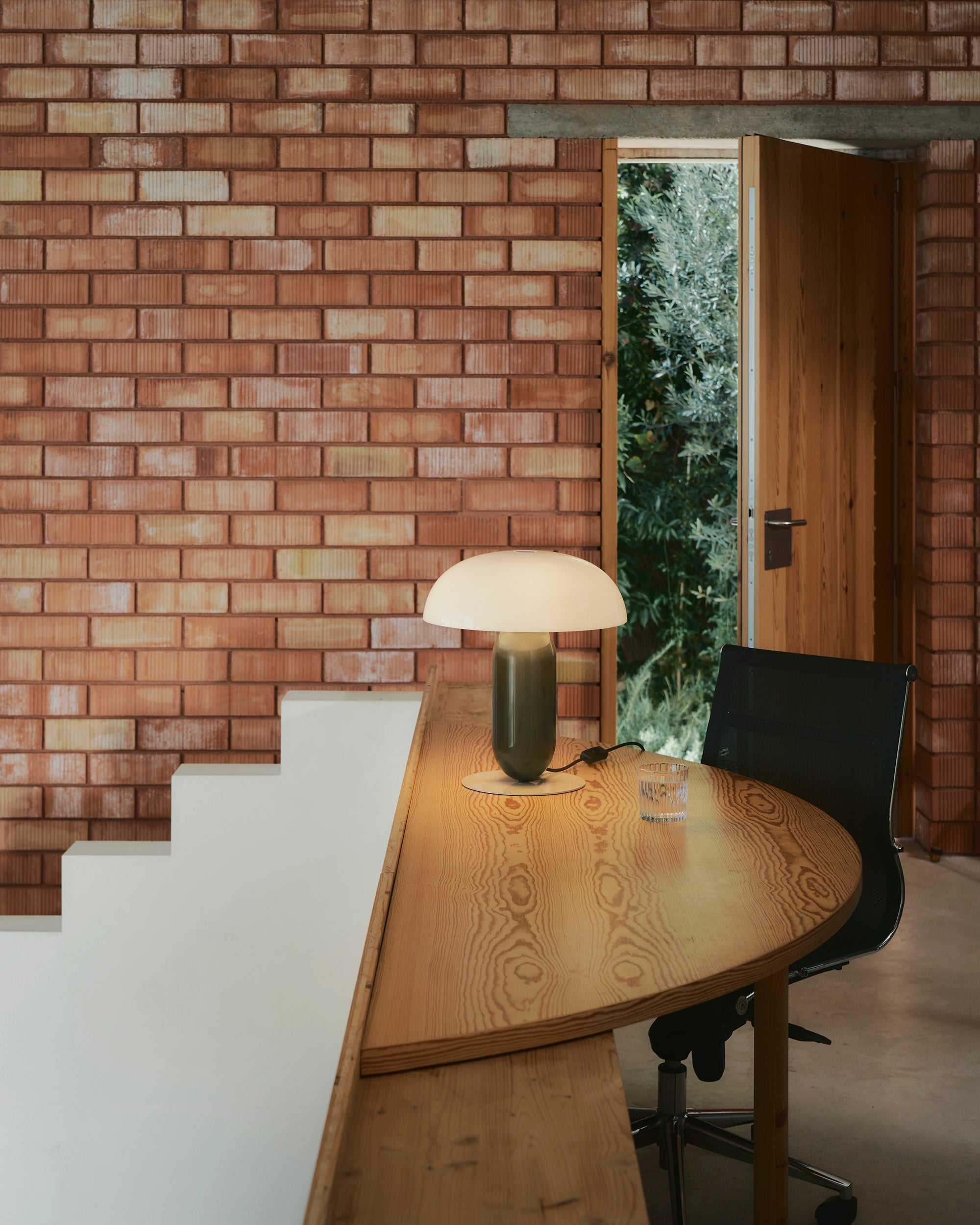 Tischlampe GAMBOSA weiß mit grünem Fuß