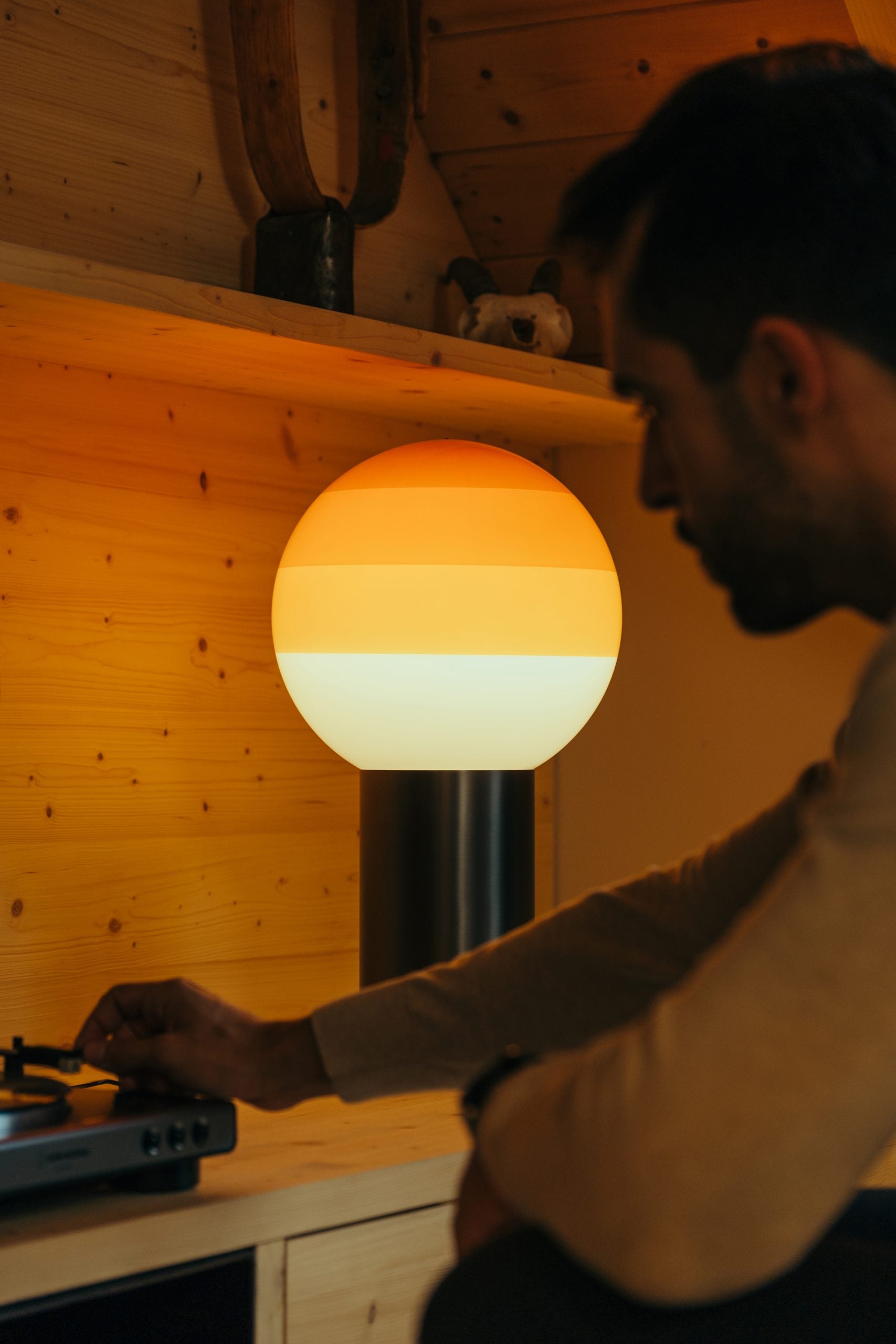 Tischlampe DIPPING bernsteinfarben mit goldenem Fuß