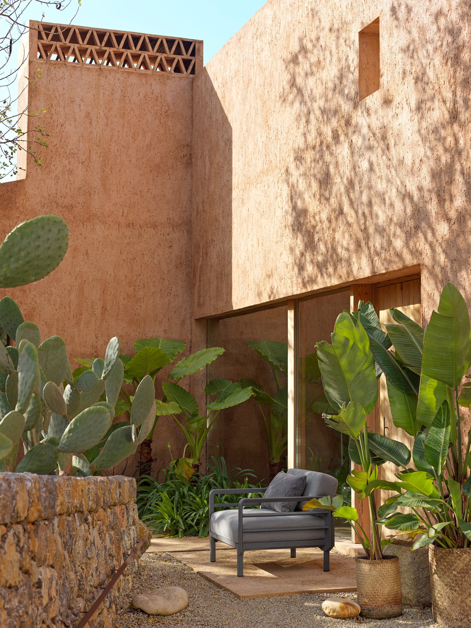 Außenstuhl MAXIMO in Zimt mit grünem Gestell