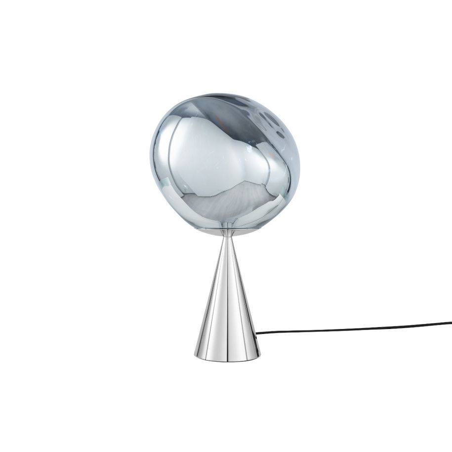 Silbertischlampe mit einer silbernen Basis schmelzen