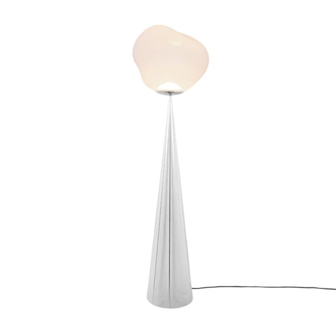 Unterirdische Stehlampe mit einer silbernen Basis schmelzen