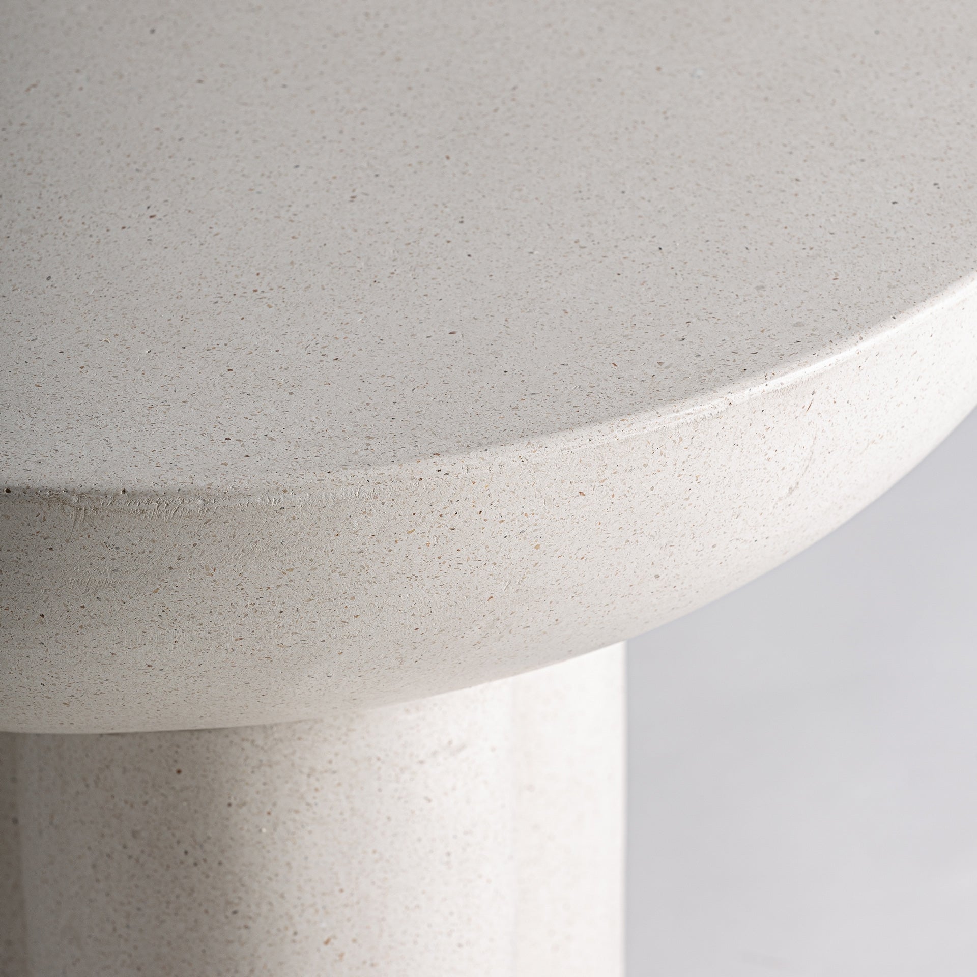 Beistelltisch BROICH cremefarbenes Terrazzo