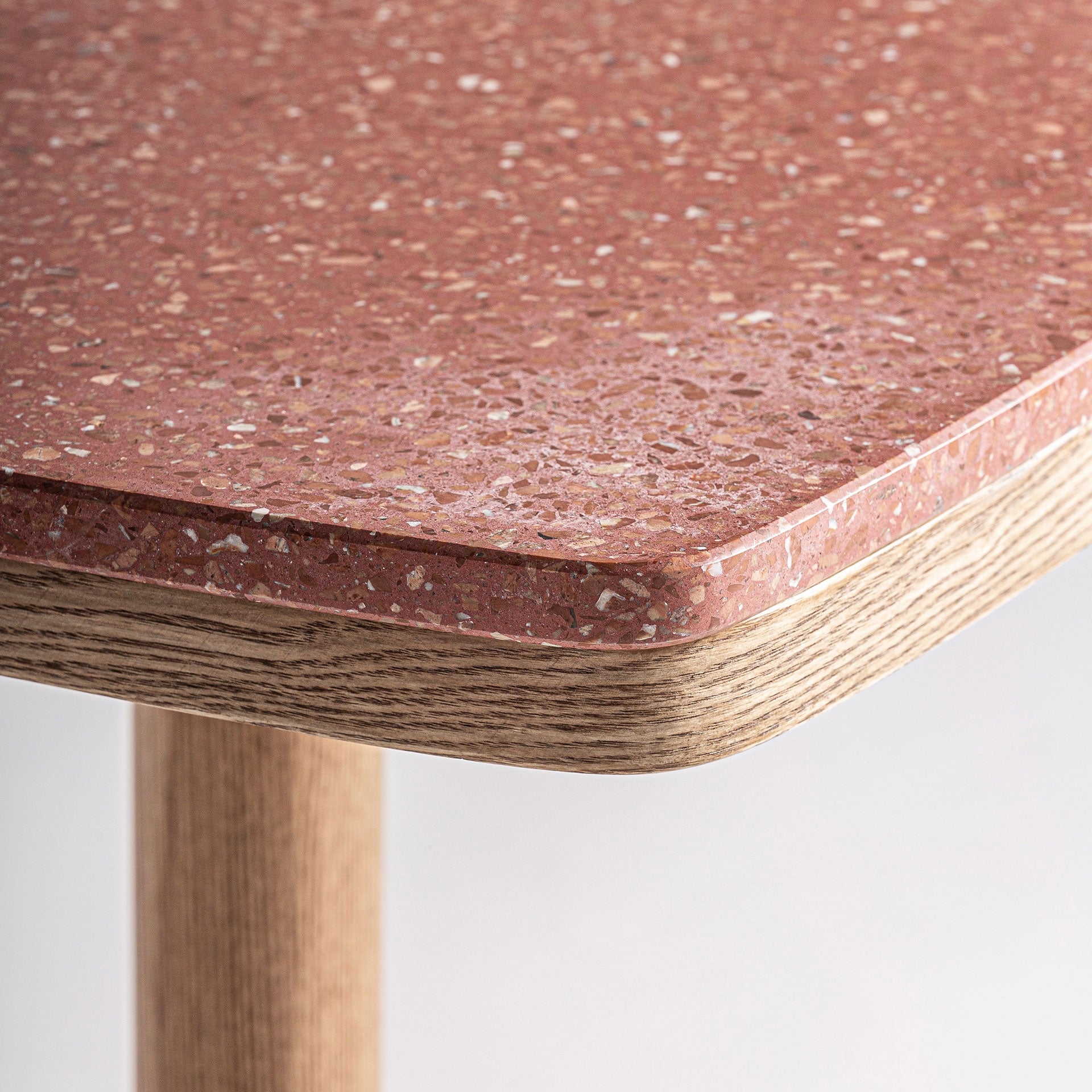 ALFERCE Bar Table in Burgundy Terrazzo with Wooden Base