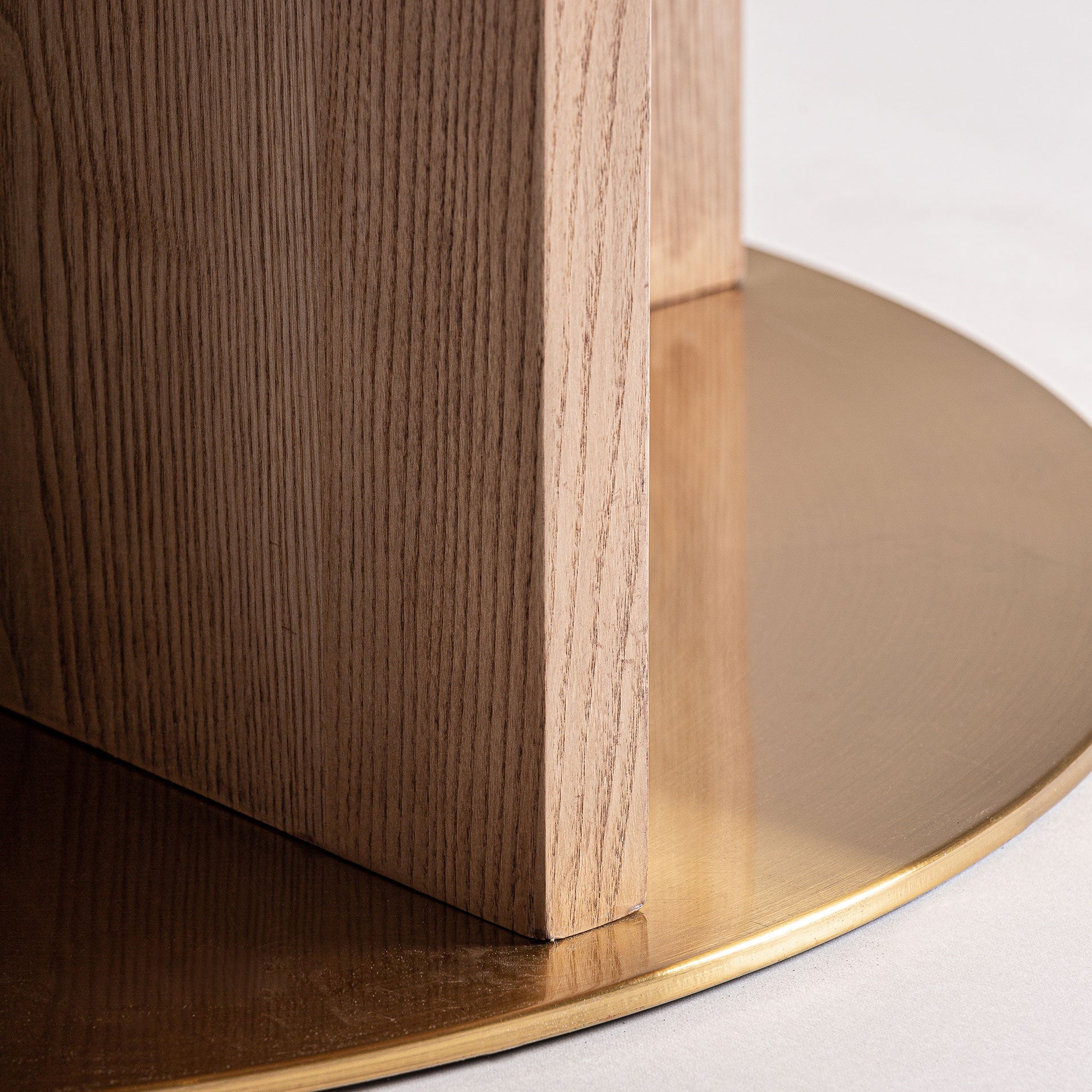 Round Table ALFERCE Burgundy Terrazzo with Wooden Base and Gold Finish