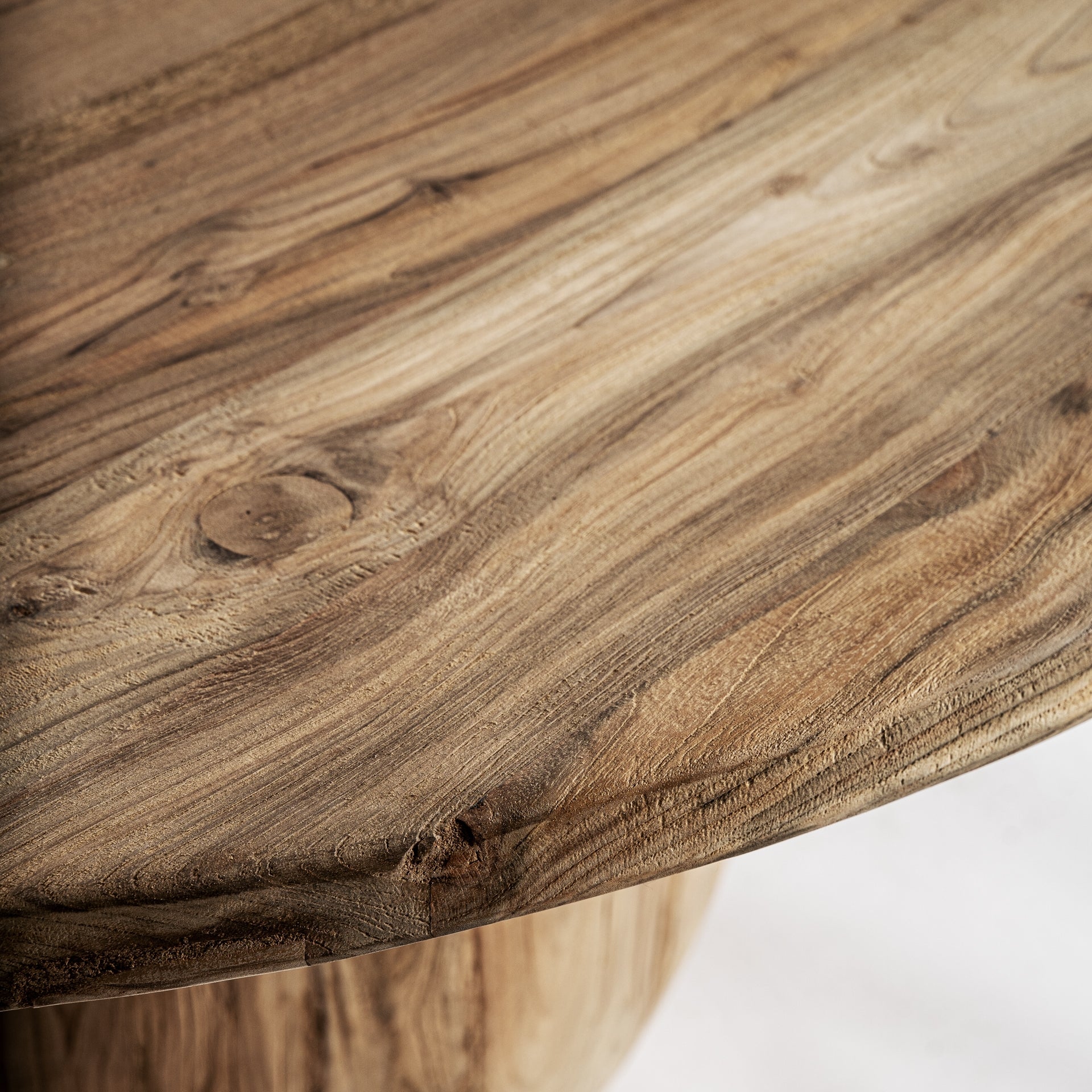 Runder Tisch ERLOY aus recyceltem Teakholz