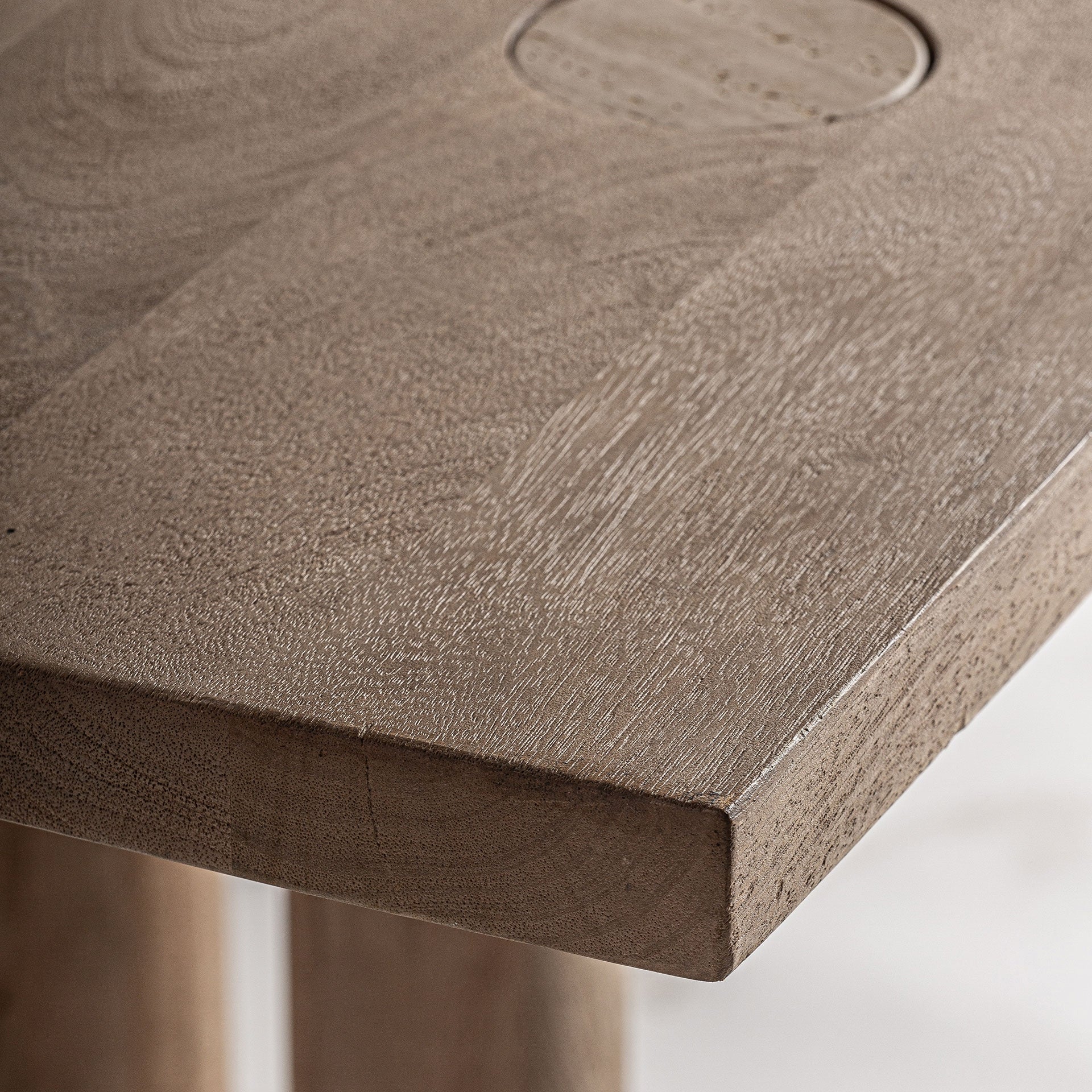 Tisch JACQUARD aus Mangoholz mit Travertin-Oberfläche