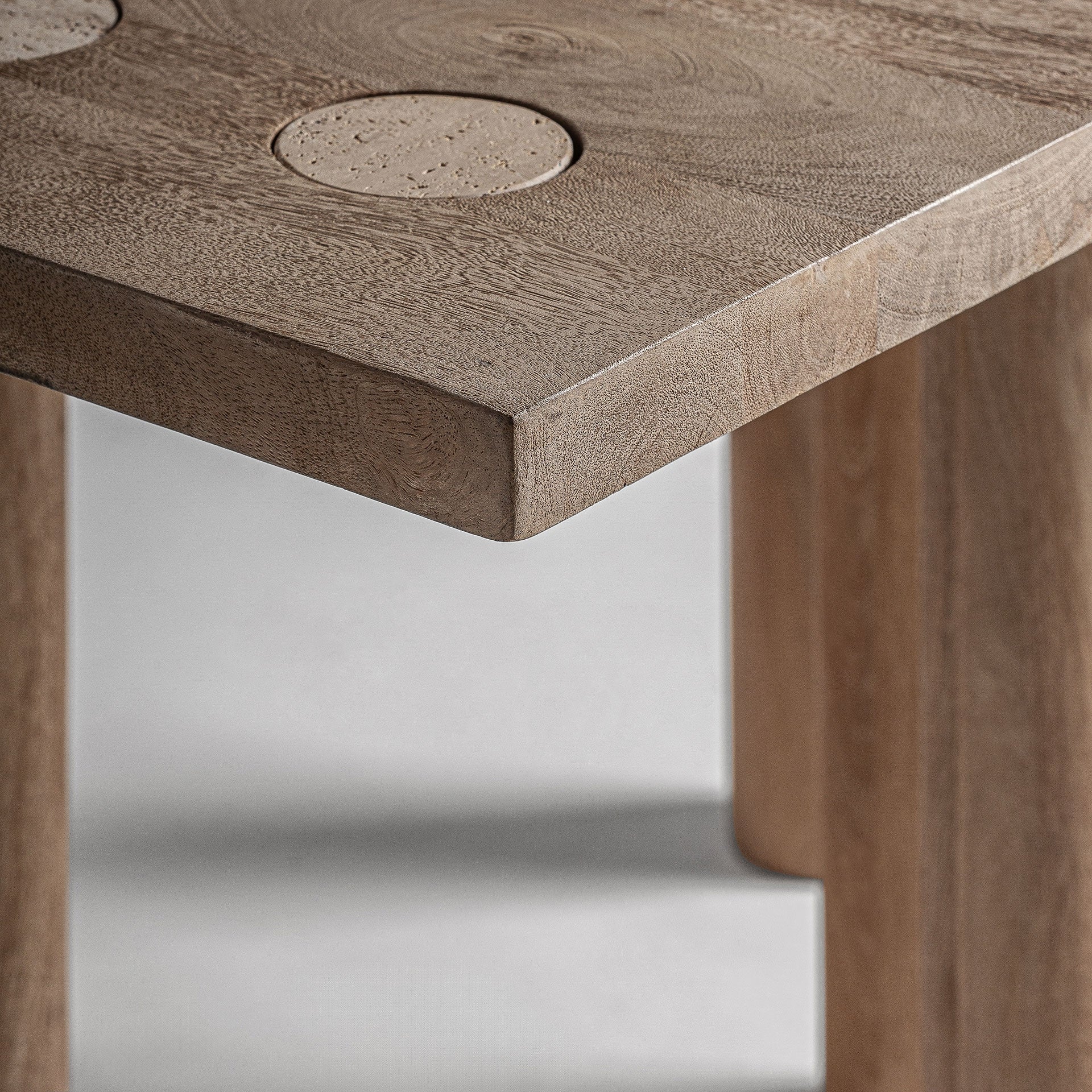 Quadratischer Tisch JACQUARD aus Mangoholz mit Travertin-Oberfläche
