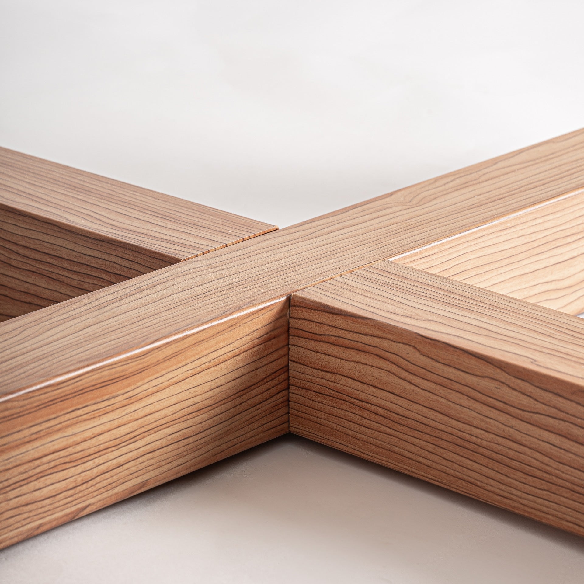 Runder Gartentisch KOSHENA mit Betonplatte und Aluminiumgestell