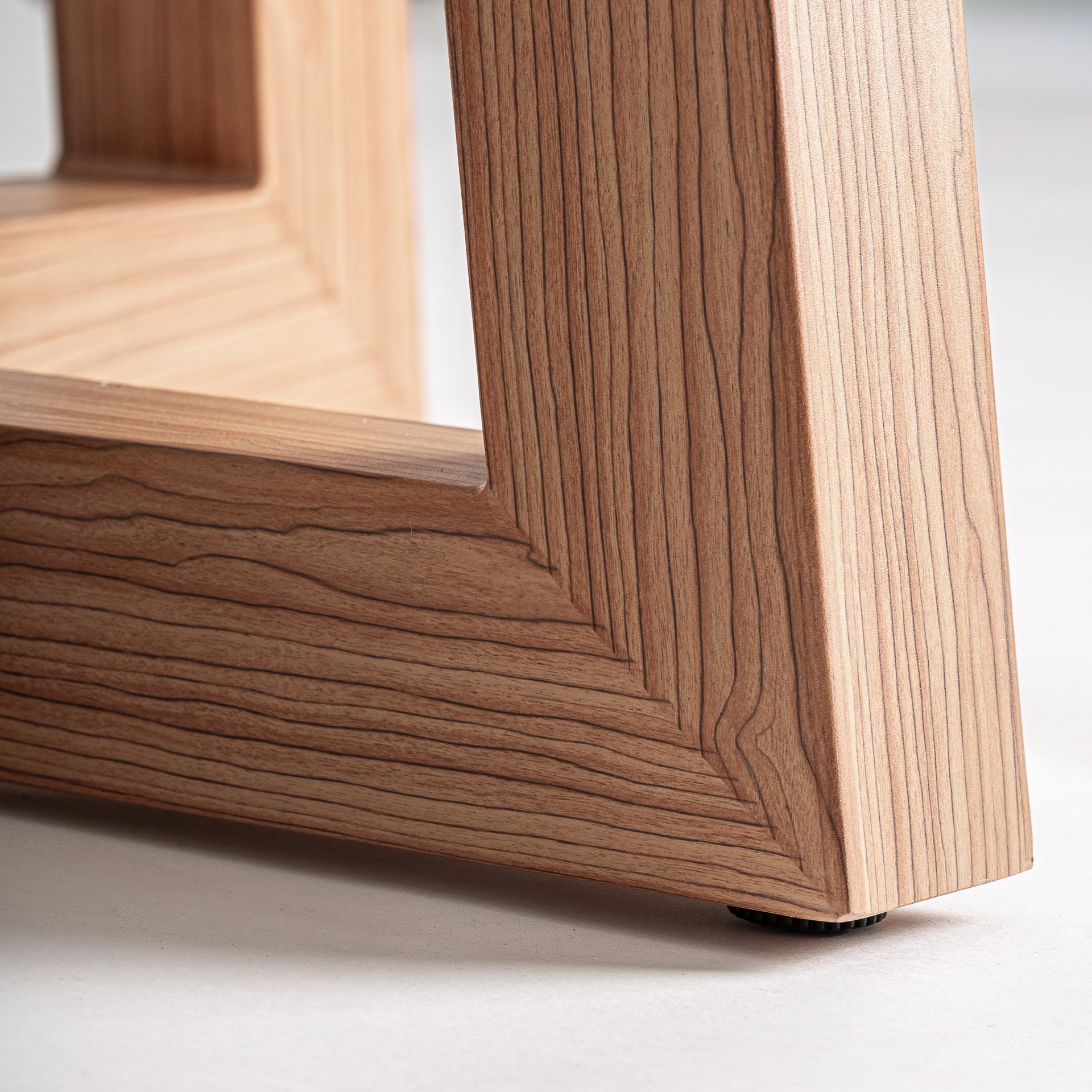 Runder Gartentisch KOSHENA mit Betonplatte und Aluminiumgestell