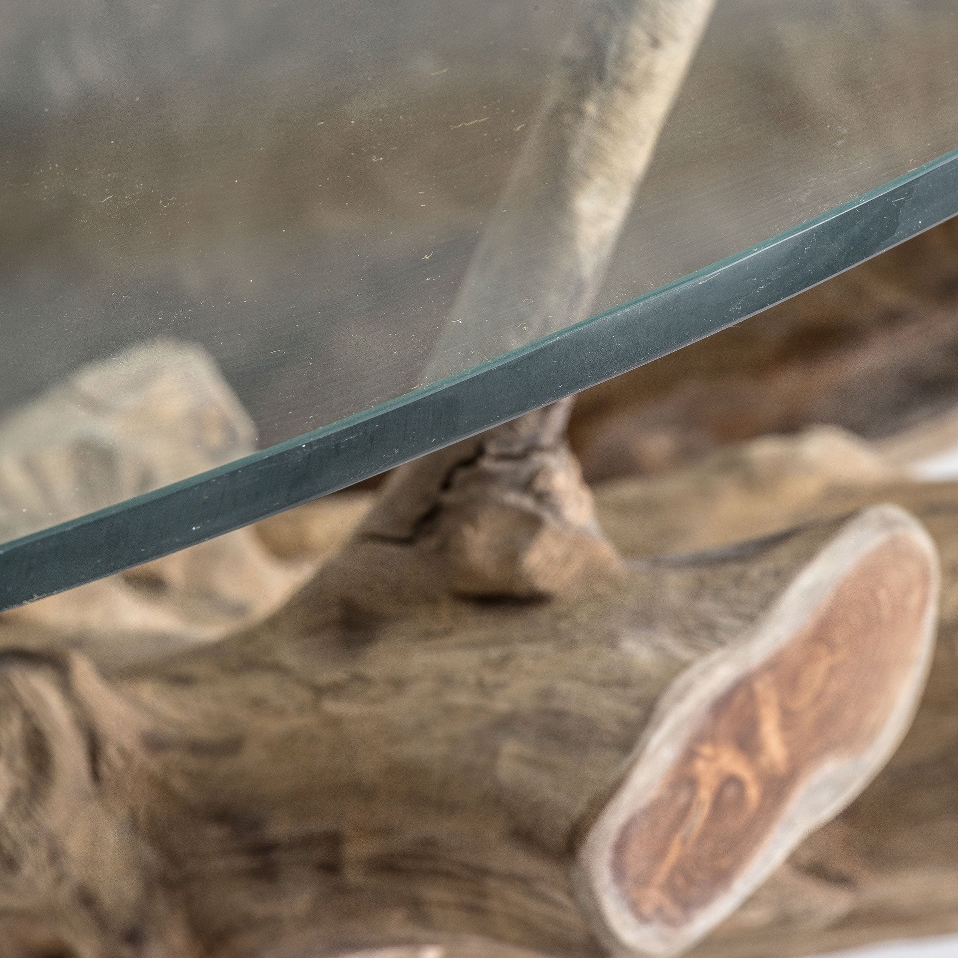 Runder Tisch WARRI aus Teakholz mit Glasplatte